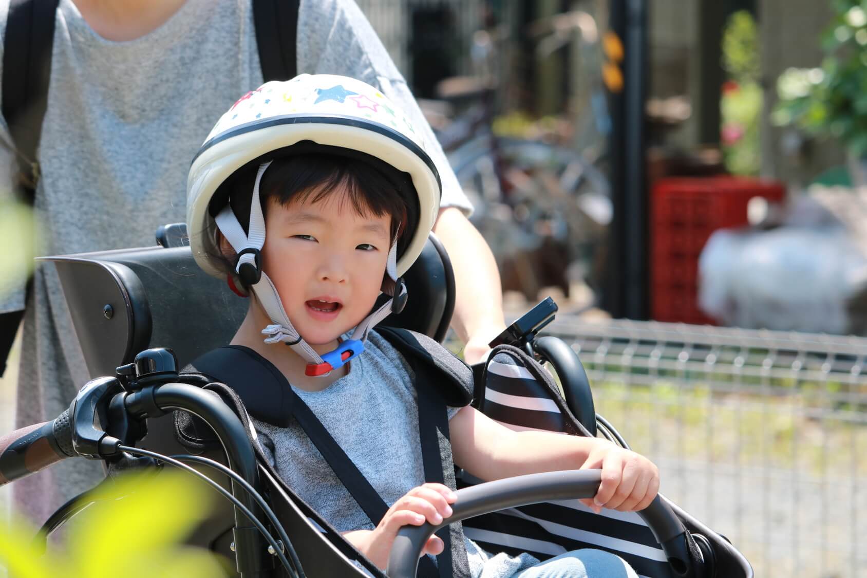 自転車のチャイルドシートに乗っている子供