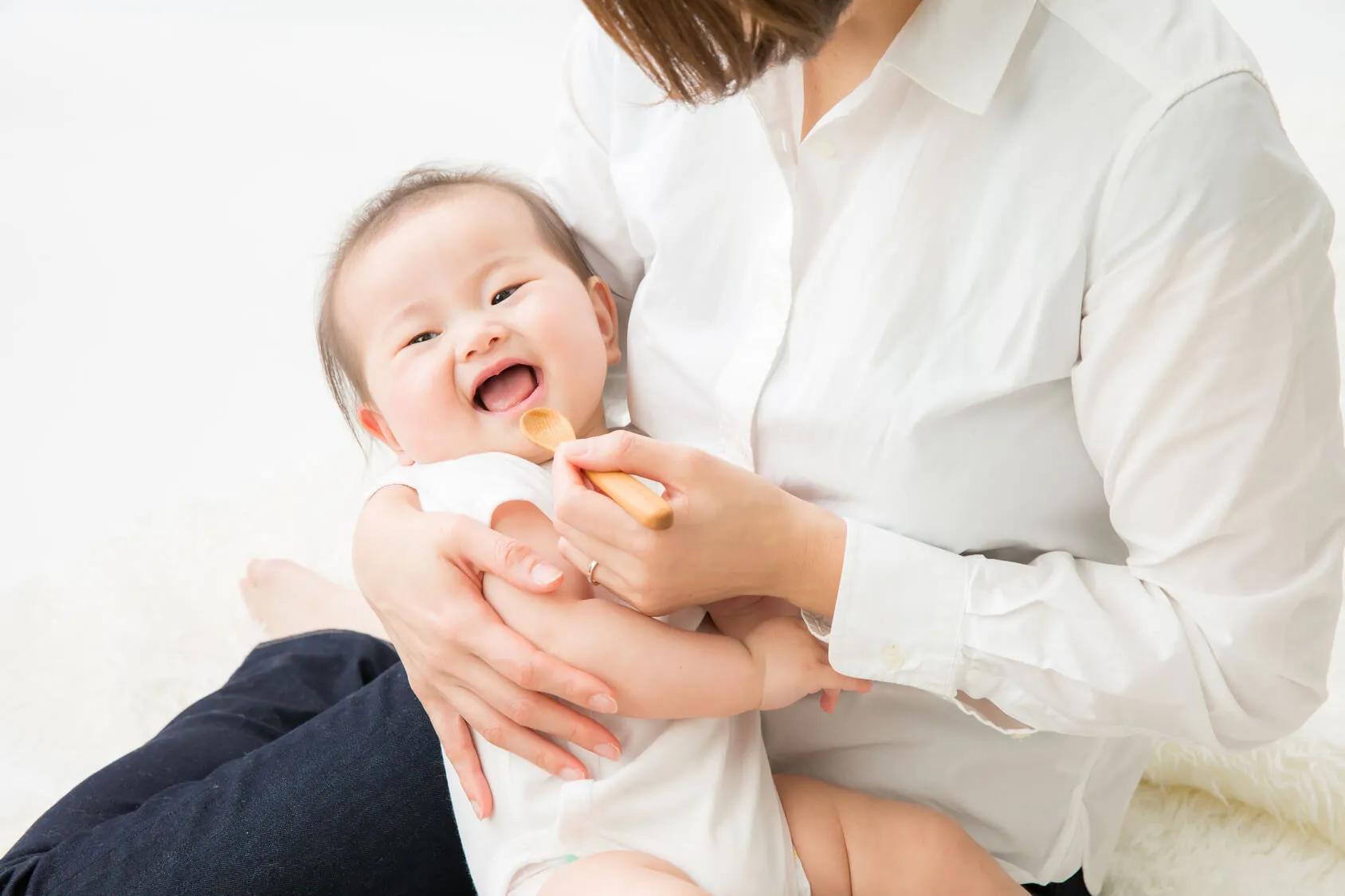 離乳食を食べる赤ちゃん