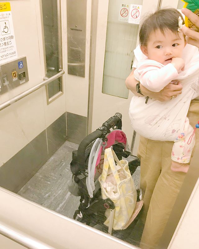 万能アイテム♡ ・ 愛用している ブランケットswaddle に救われました? ・ なんと 駅についてエルゴない事に気付き ちーーーーん 家から駅まで遠く戻る気にもならなくて ・ ベビーカー#F2plus は小さくたためるし軽いから階段は担ぎ ブランケット#swaddle をたすき掛けに帯結びして??スッポリ入れて ・ なんとか目的地までたどり着きました? いや でも大変だった！！ 抱っこ紐を忘れたら大変な事になると学習しました??‍♀