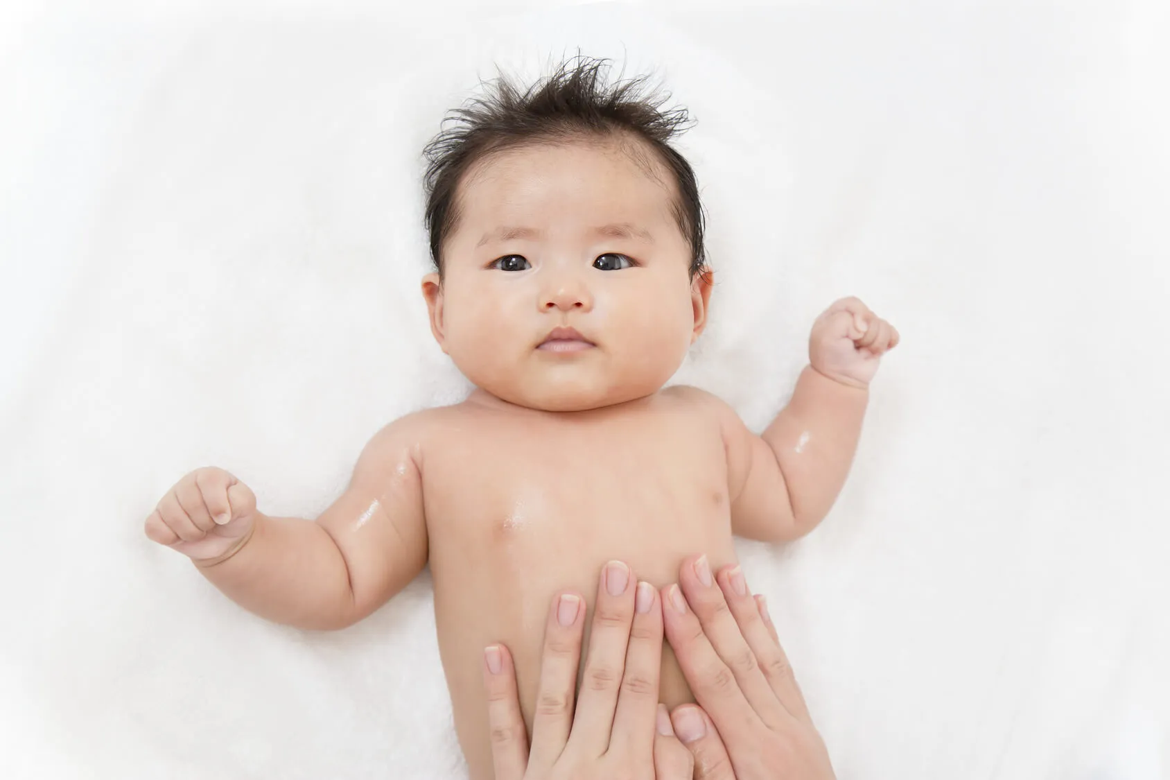 赤ちゃんに保湿剤を塗る