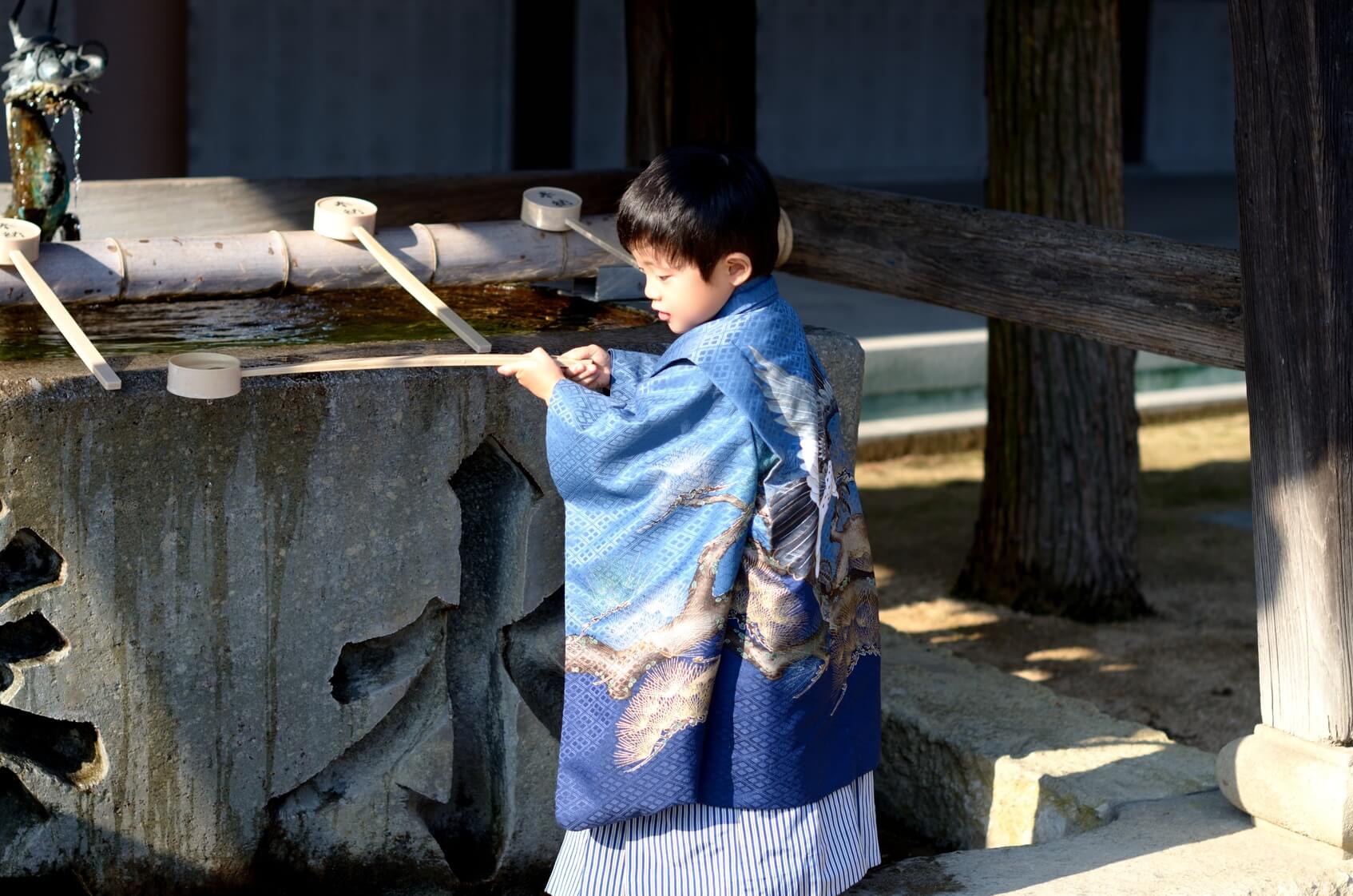 お参りをする男の子