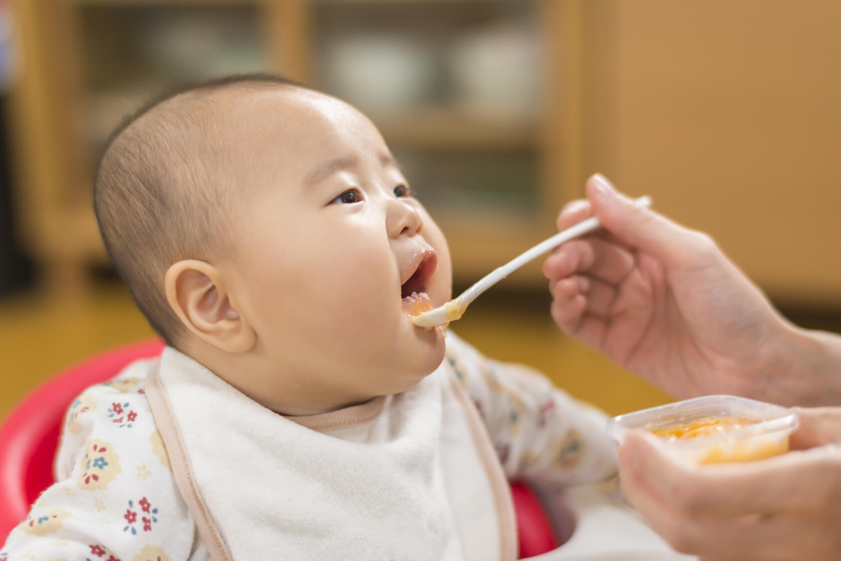 離乳食を食べる赤ちゃん