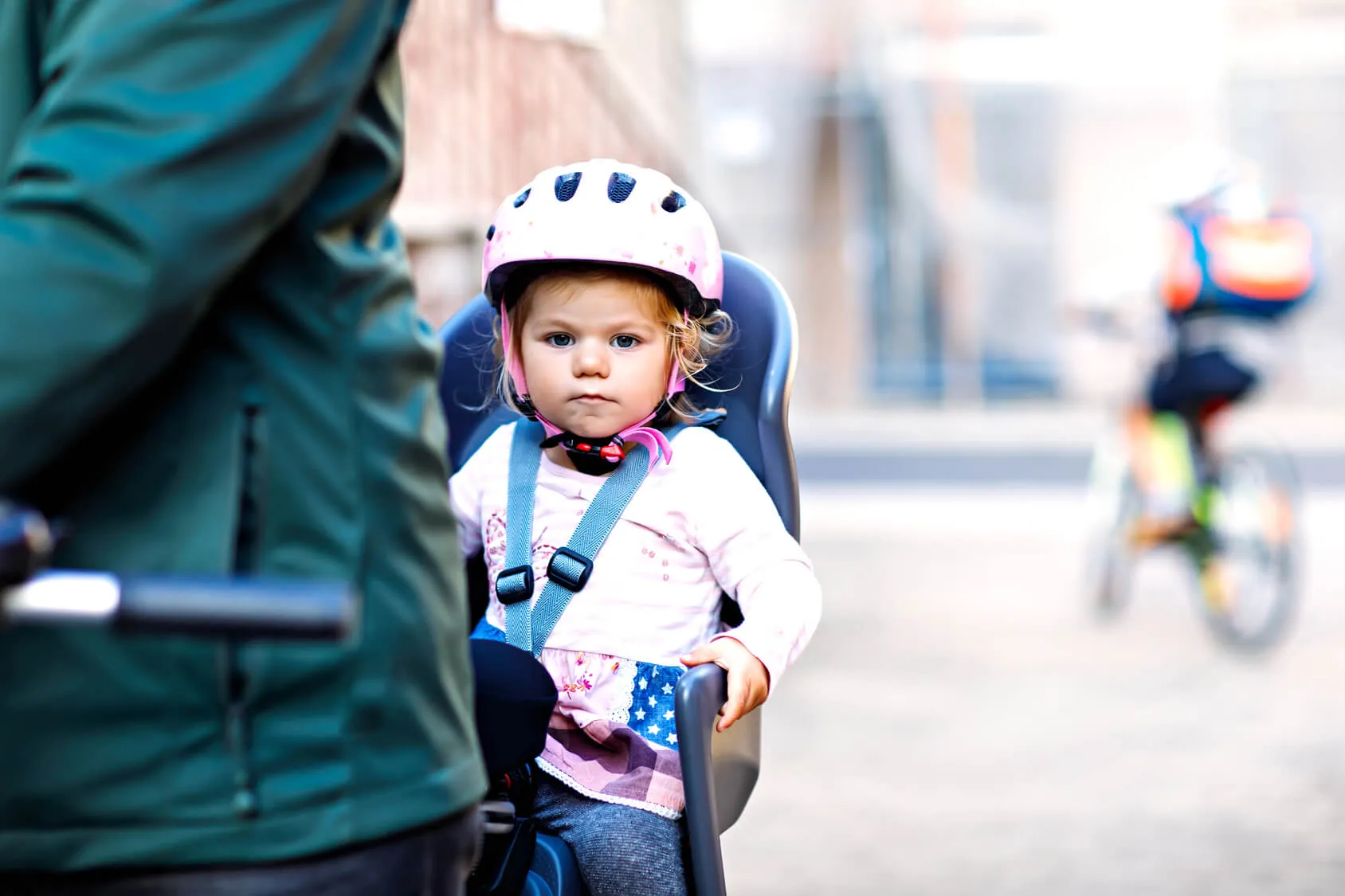 自転車の後ろに乗る子供