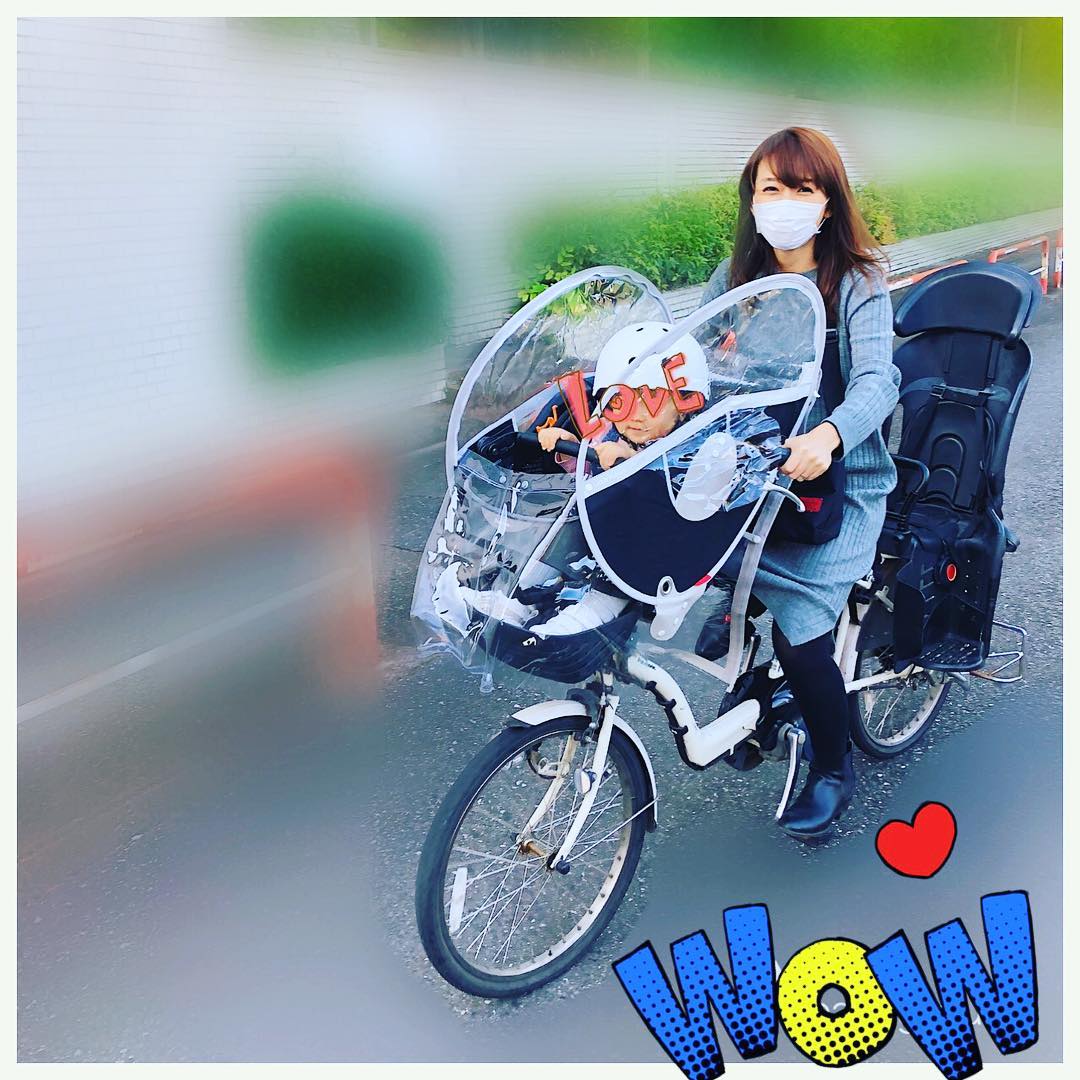 自転車の子乗せ前かごのお掃除をして、リトルキディーズのレインカバーをつけました✨ 息子が使っていた前かご、もうちょっとキレイに使っておけばよかったと後悔するくらい汚かった…? キレイになった前座席に乗せてちょっとだけサイクリング?✨ 帰る時、娘はまだ降ろすなと大騒ぎ? お天気のいい日にどこかサイクリングにでも行ってこよう?