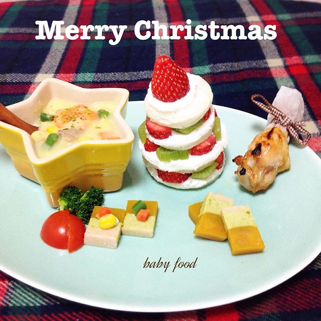 ☆#クリスマス#イブ#離乳食☆ ◯#ツリー〜8枚切りのパン、水切りヨーグルト、いちご、キウイ ◯#コーン#シチュー〜にんじん、ジャガイモ、玉ねぎ、ブロッコリー、コーン ◯#チキン〜手羽元 ◯#テリーヌ 風〜さけ、枝豆、かぼちゃ ◯ブロッコリー、トマト  手羽元は食べる直前にほぐしてあげようとしたら、そのままかぶりついていました^^; テリーヌ的な物は、ヨーグルトソースを付けていただきました♩  さぁ、今日はサンタさん来るかな〜⁑⋆*⋆* ⁑⋆ 