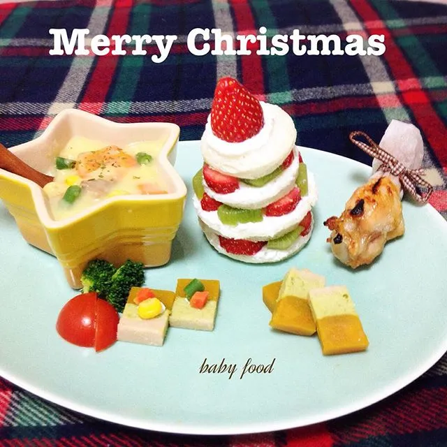 ☆#クリスマス#イブ#離乳食☆ ◯#ツリー〜8枚切りのパン、水切りヨーグルト、いちご、キウイ ◯#コーン#シチュー〜にんじん、ジャガイモ、玉ねぎ、ブロッコリー、コーン ◯#チキン〜手羽元 ◯#テリーヌ 風〜さけ、枝豆、かぼちゃ ◯ブロッコリー、トマト  手羽元は食べる直前にほぐしてあげようとしたら、そのままかぶりついていました^^; テリーヌ的な物は、ヨーグルトソースを付けていただきました♩  さぁ、今日はサンタさん来るかな〜⁑⋆⋆ ⁑⋆ 