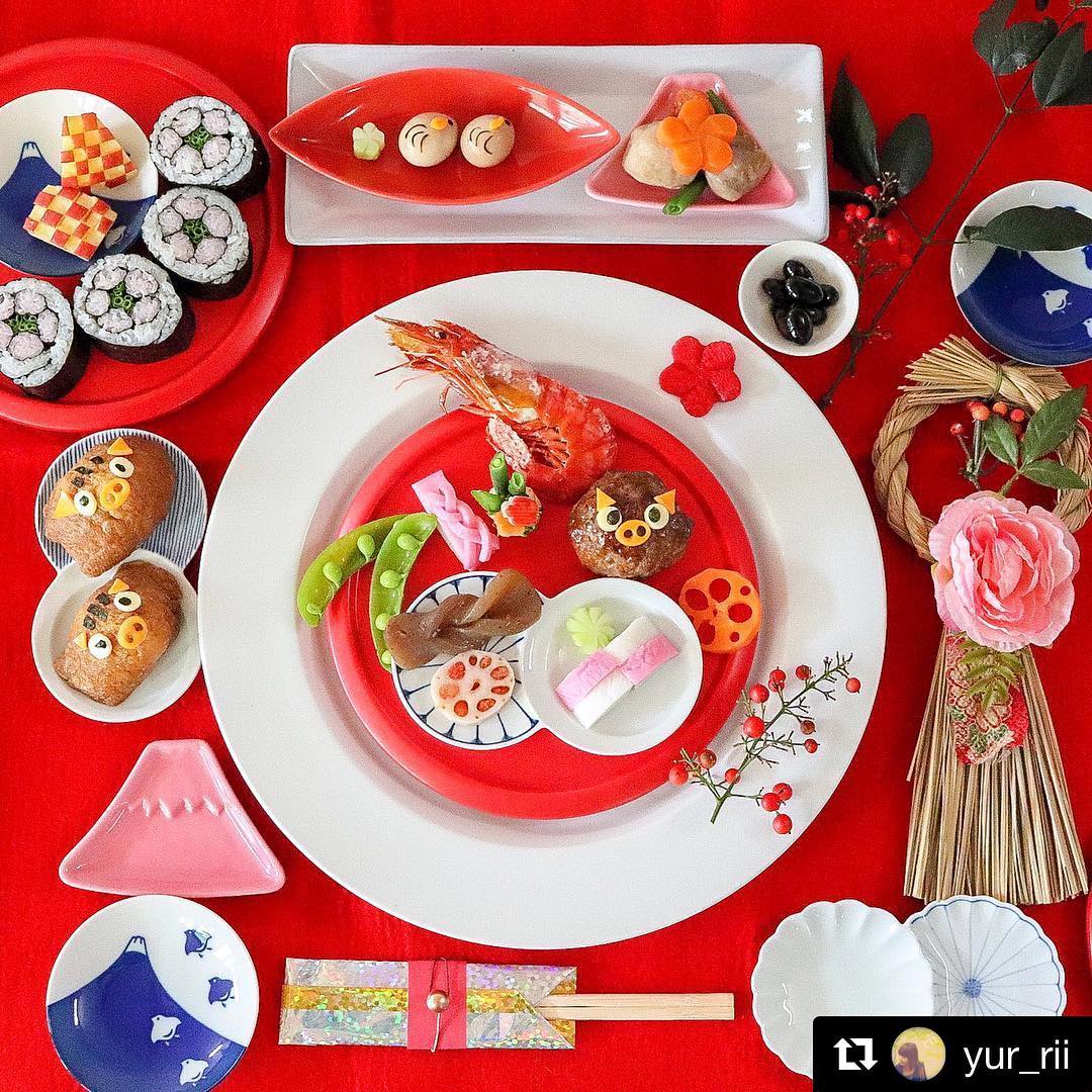 #Repost @yur_rii さんのお家の豊かな食卓* * 華やかさ満点のお正月料理にキュン?クリスマスに年末、お正月…メニューに悩んでいる方も多いと思います。（私がまさにそうです。笑）是非参考にしたい可愛いアイデアいっぱいですね！ ・・・ ↟﻿ . . お正月の準備を始めました? 年末年始は毎年仕事で ゆっくり準備も出来ませんでしたが 今年はのんびり出来そうなので おせちも考え始めました とりあえずは器などを揃えてみて テーブルコーディネート? お正月用の箸袋も手作りしてみました （後日作り方をご紹介します?） . 来年はいのしし年なので デコおせちを作ってみました ☑︎いのししのお稲荷さん ☑︎いのししの肉団子 ☑︎いのしし？のうずらの卵 . 今年は伊達巻きにも挑戦してみようかと思ってます? 器はネットで探して購入して 安売りしてるものだけ揃えてみました すでに売り切れてるのもありますが 参考までに楽天roomに書いてます✒︎✒︎✒︎ プロフィールからも飛べますが （@yur_rii ） ストーリーにも載せておきます⚐﻿