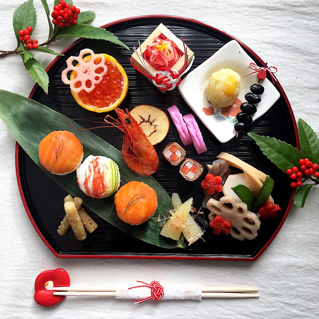 ＊お節料理 ・ ・ 新年明けましておめでとうございます̣̩⋆̩ 本年もどうぞ宜しくお願いいたします◡̈⋆ ・ ・ 本日が誕生日の旦那さん☆ 昨夜は年越しそば作ってケーキも作ってとバタバタな年越しでした(ºﾛº )三( ºﾛº)笑 ・ 今朝は早起きして奇麗な初日の出が見れて 良い一年のスタートがきれた気がします(˙︶˙)☆° ・ 今年はワンプレートなお節です☆ 箸袋と水引も作ってみました( ･ㅂ･)و❁ ・ 2枚目は今から持参する手まり寿司と角煮★ スモークサーモンは父のお手製です⋆ ・ ・ それでは皆さんも素敵なお正月をお過ごしくださいませ( ˘ᵕ˘ )✧*。 * * *