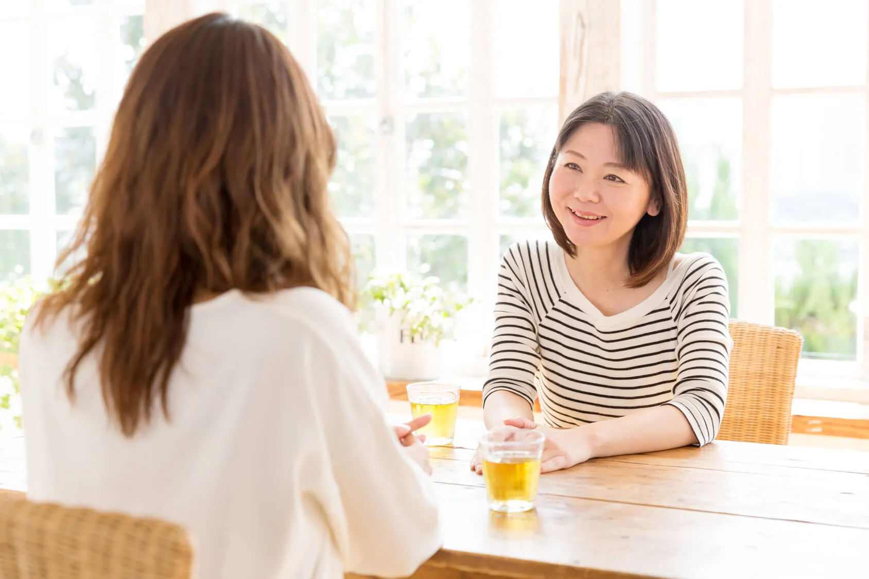 話をする女性2人