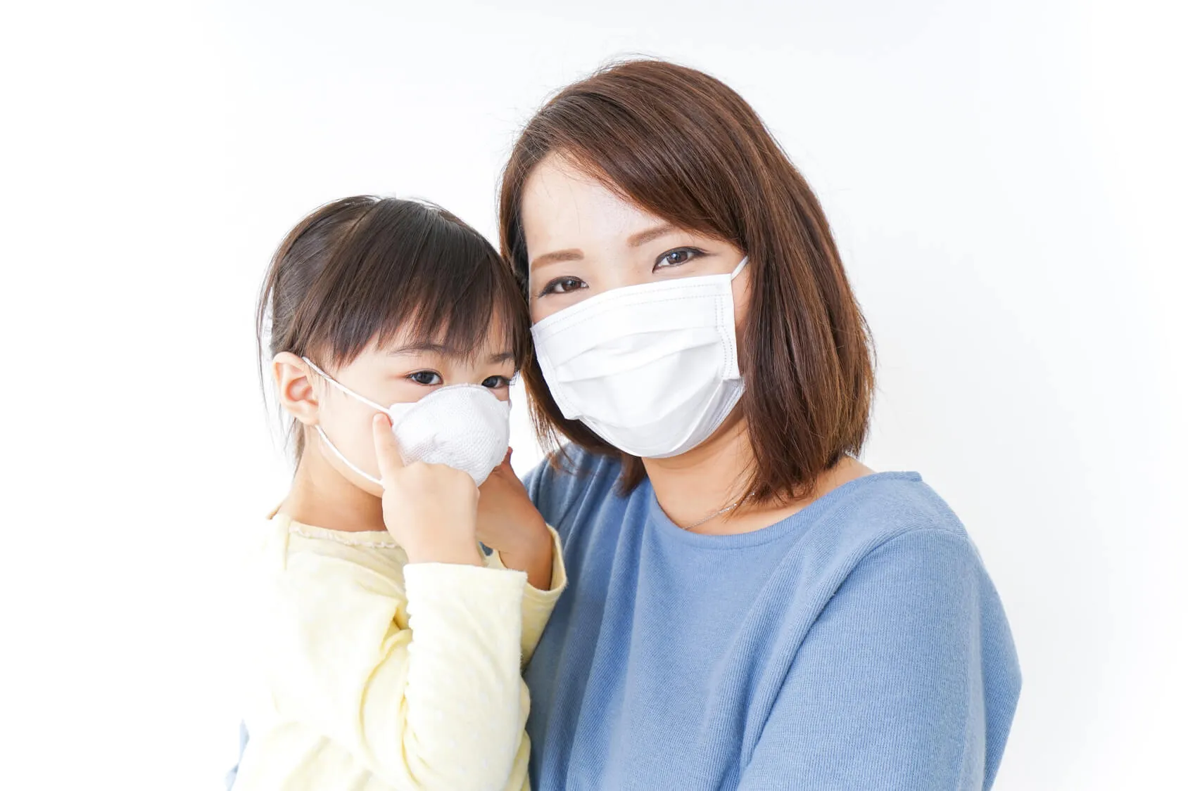 マスクをする女の子と母親