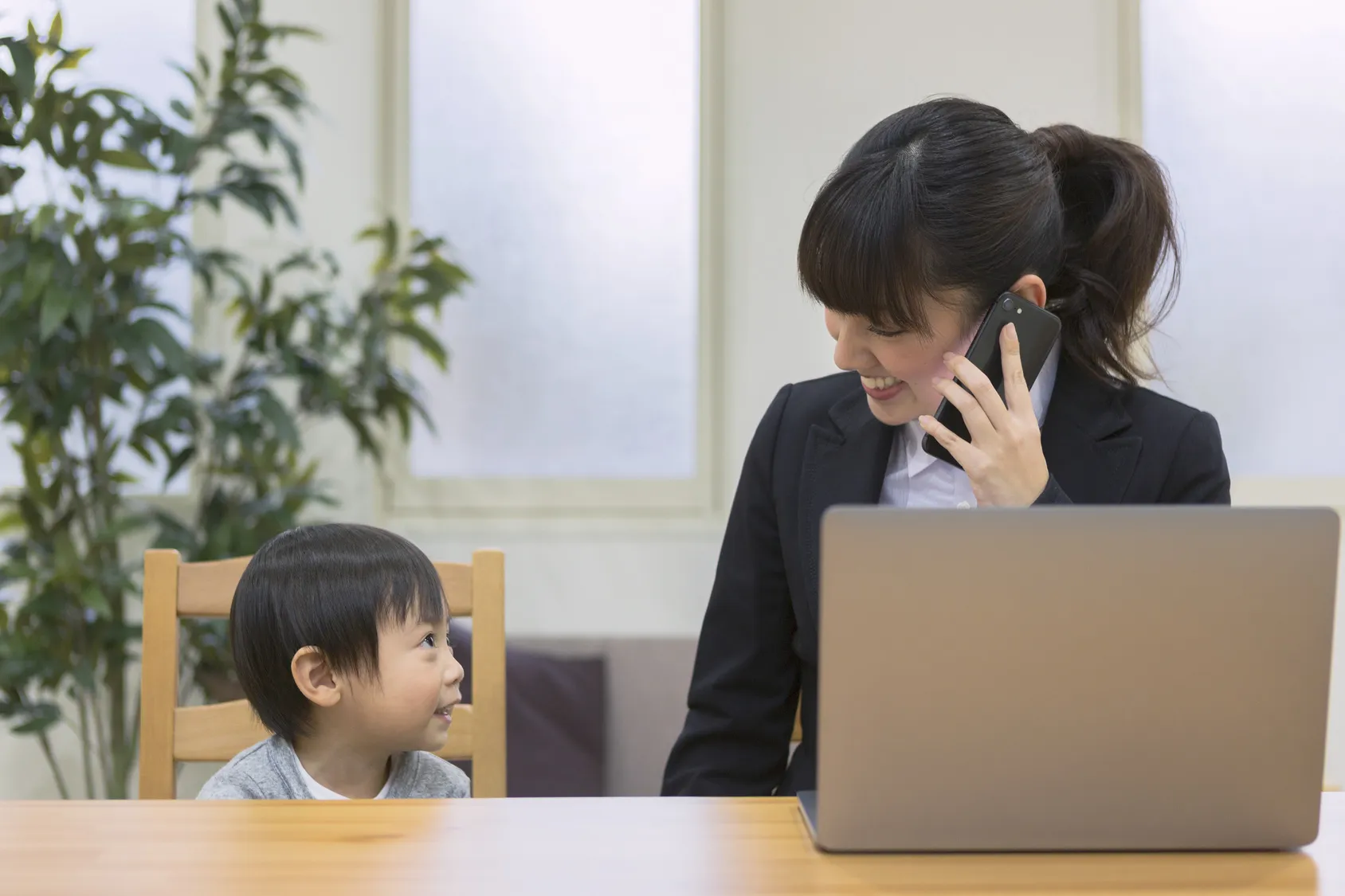 在宅ワークをする子育てママ
