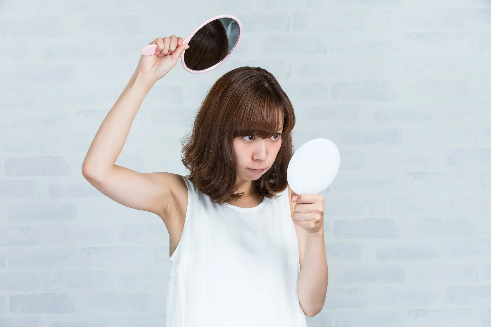 頭部をチェックする女性