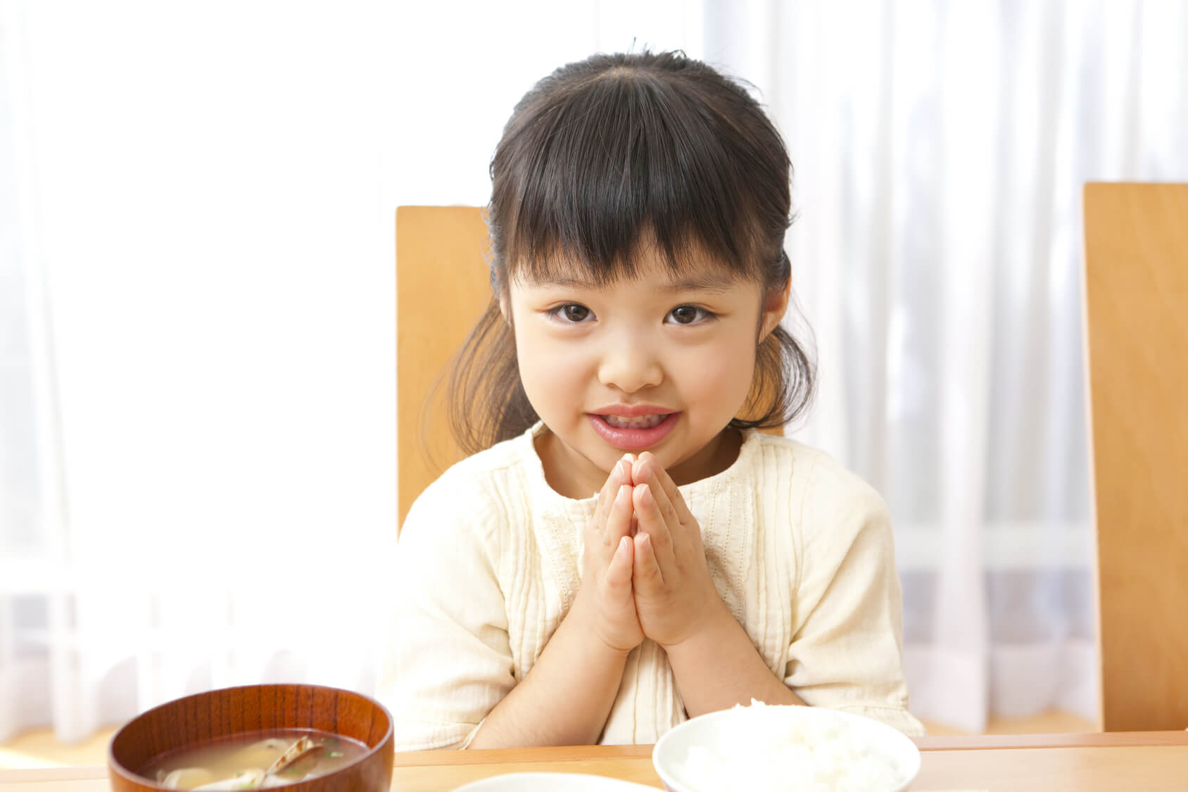 お味噌汁を食べる子供