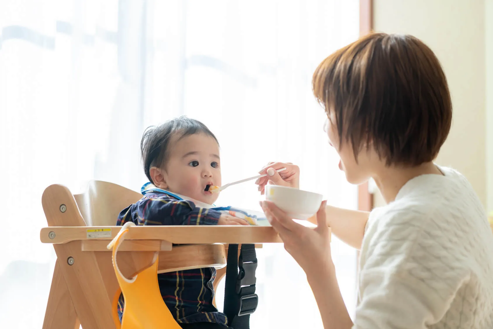 離乳食をあげている風景