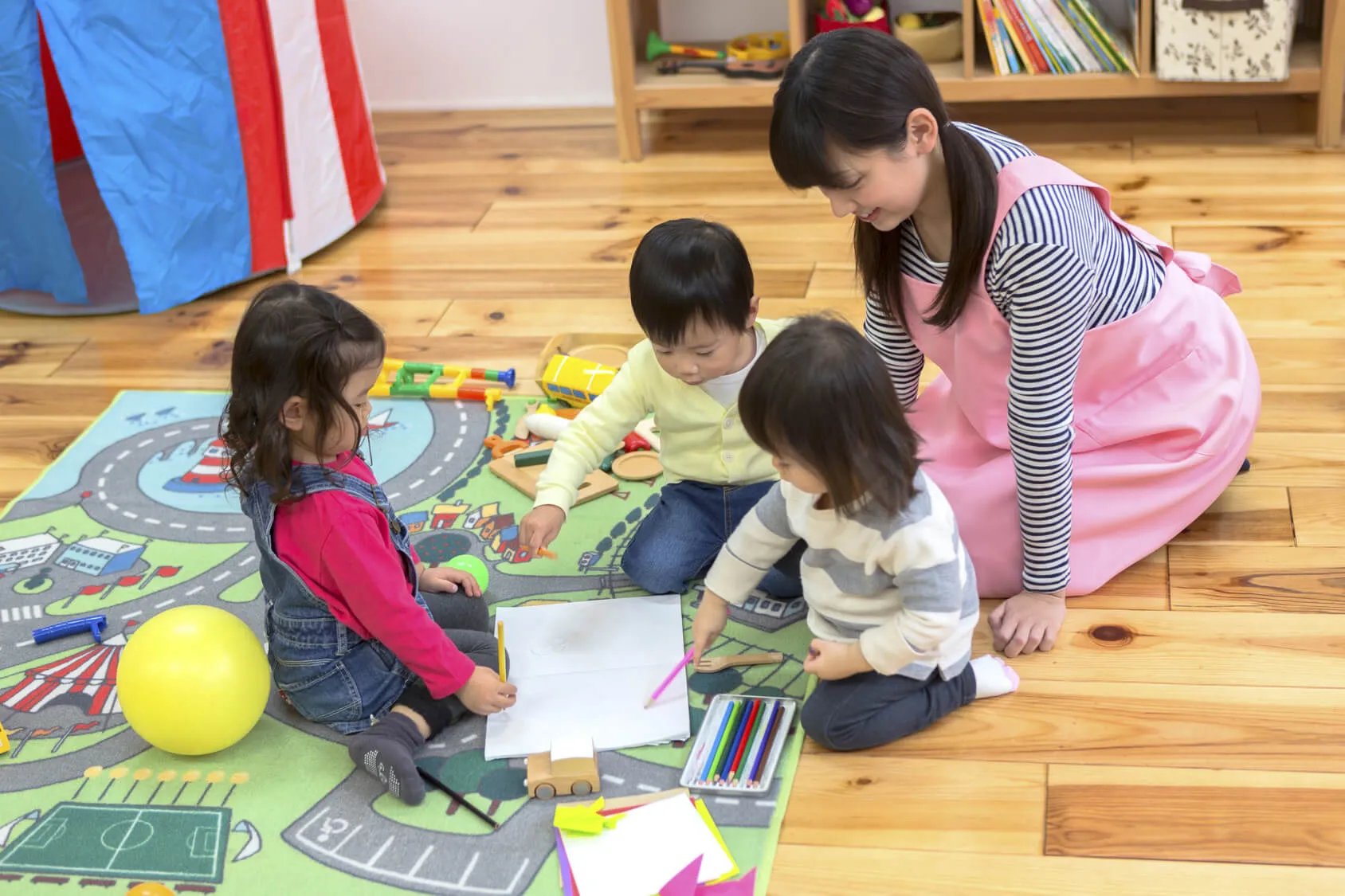 施設で遊ぶ子供