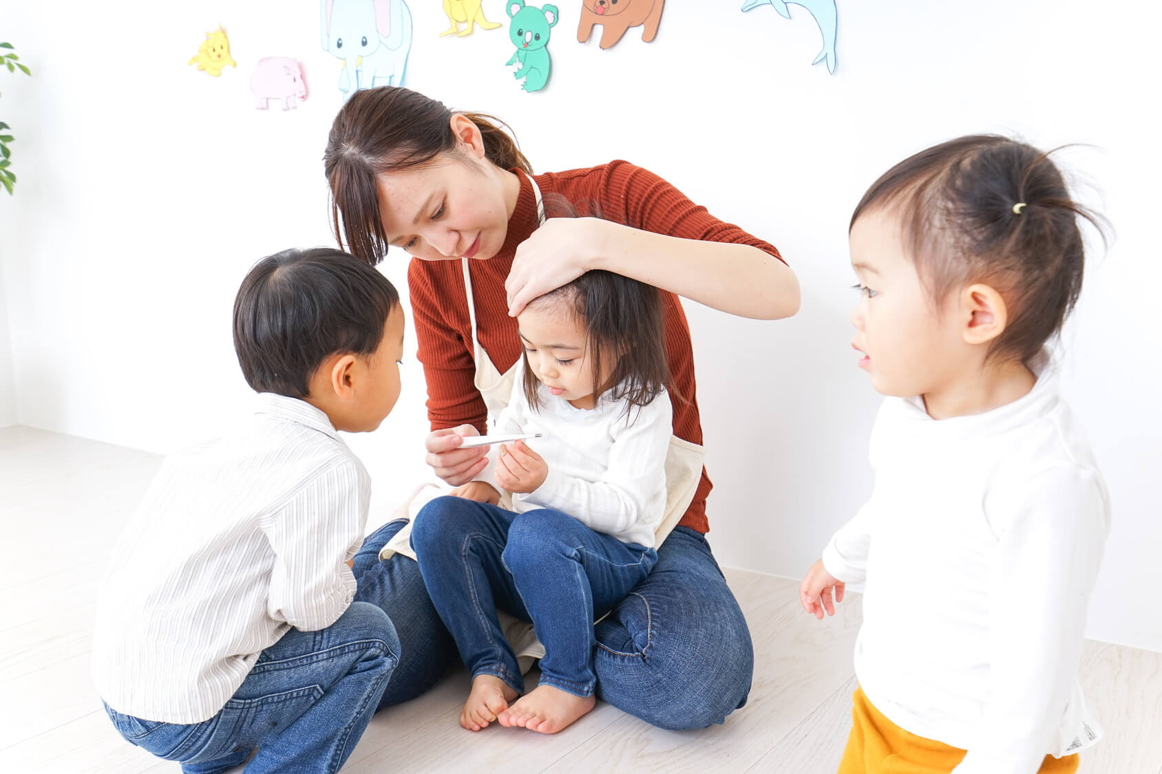 病気の子供をみる先生