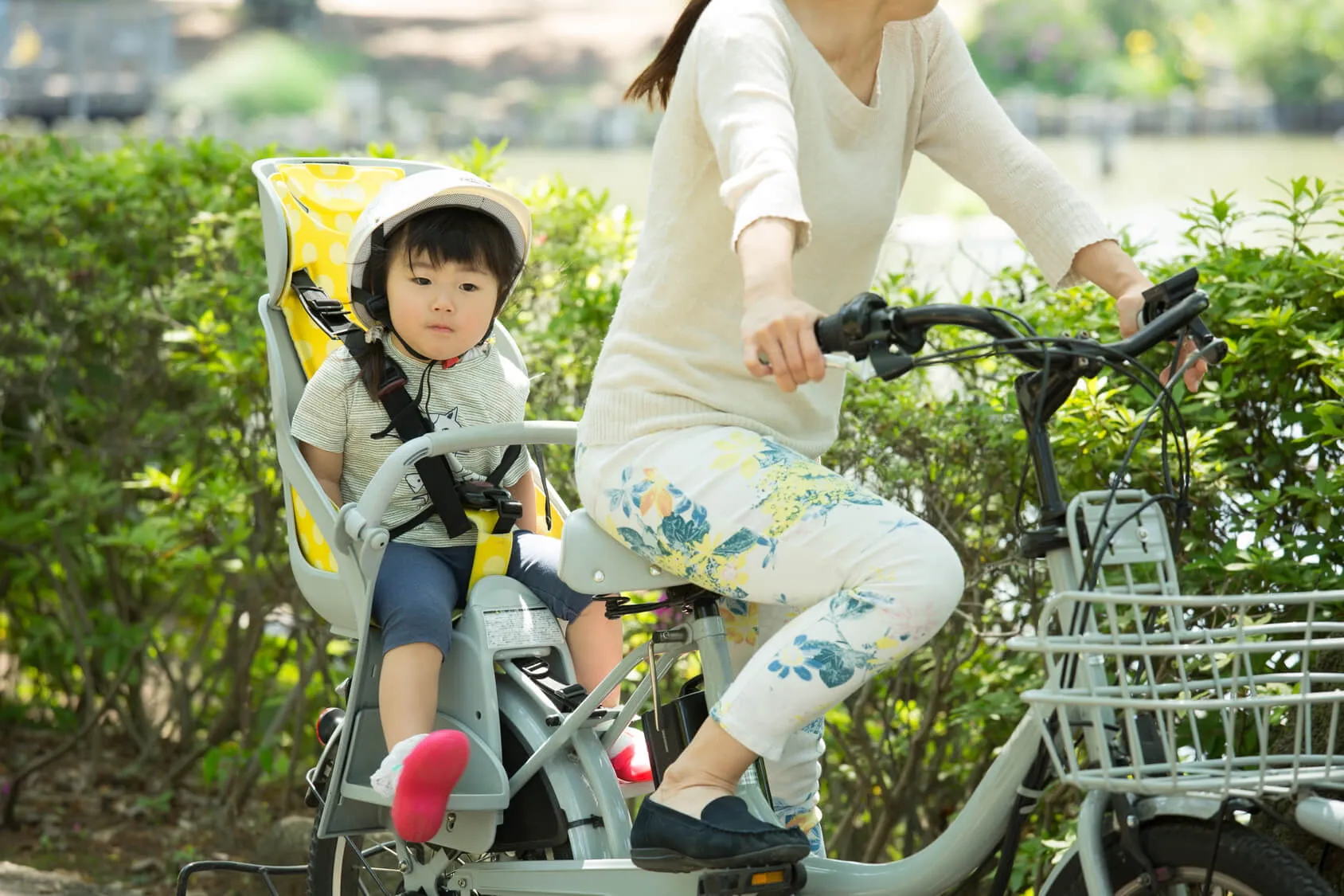 自転車に乗る親子