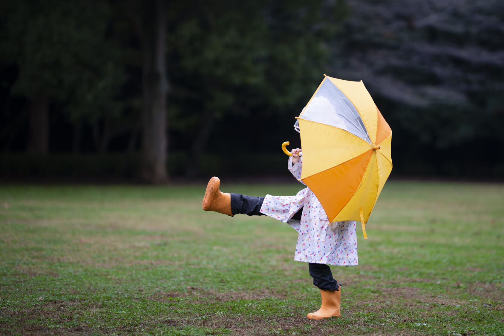 傘をさす子供
