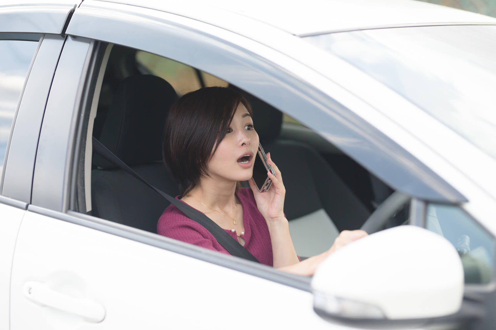 運転中に電話する女性