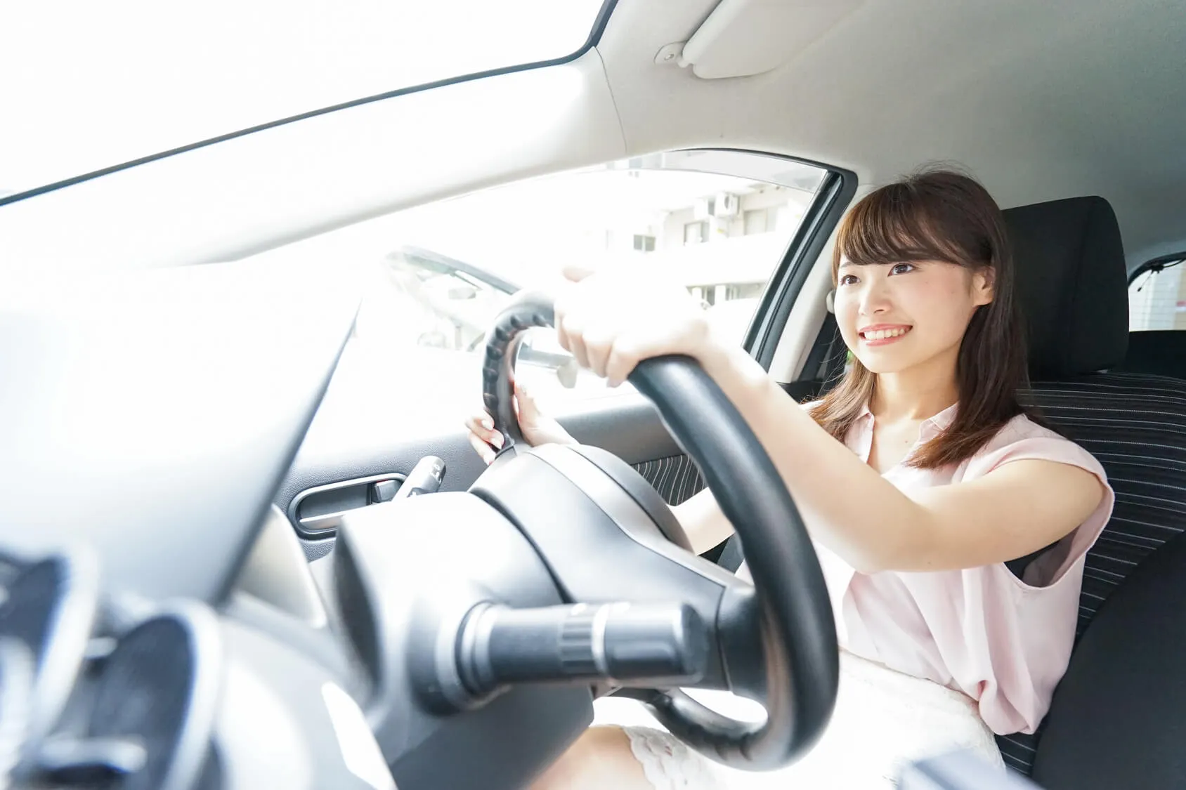 運転する女性