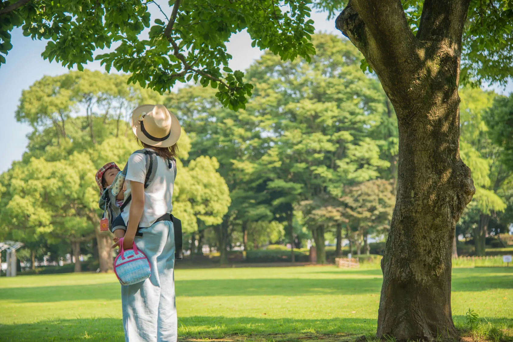 公園にいる親子