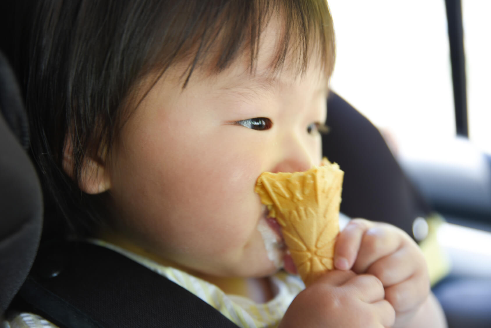 アイスを食べる赤ちゃん