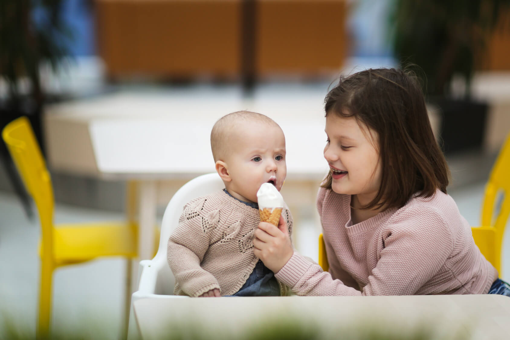 アイスを食べる赤ちゃん