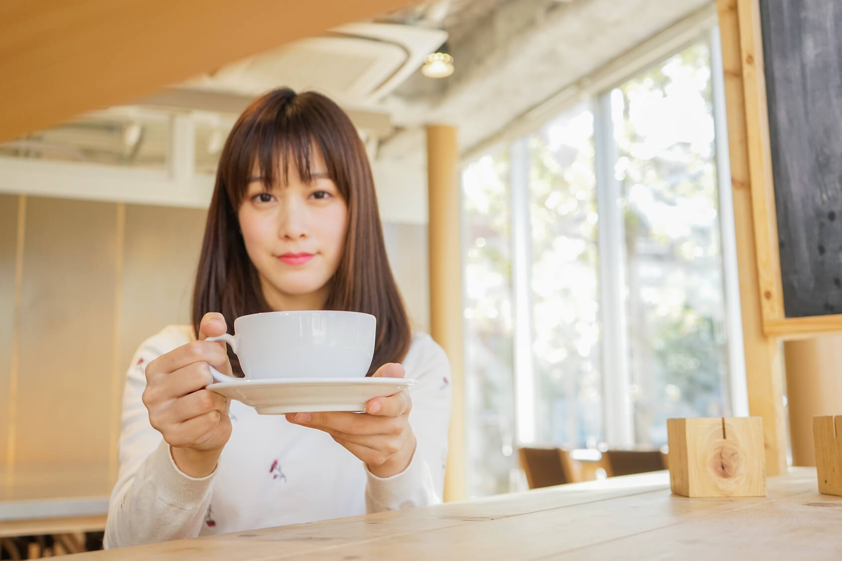 コヒーカップを持っている女性