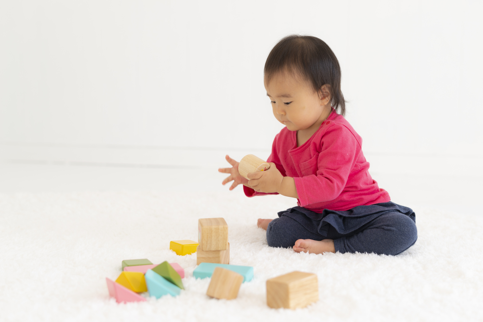 積み木で遊ぶ子供