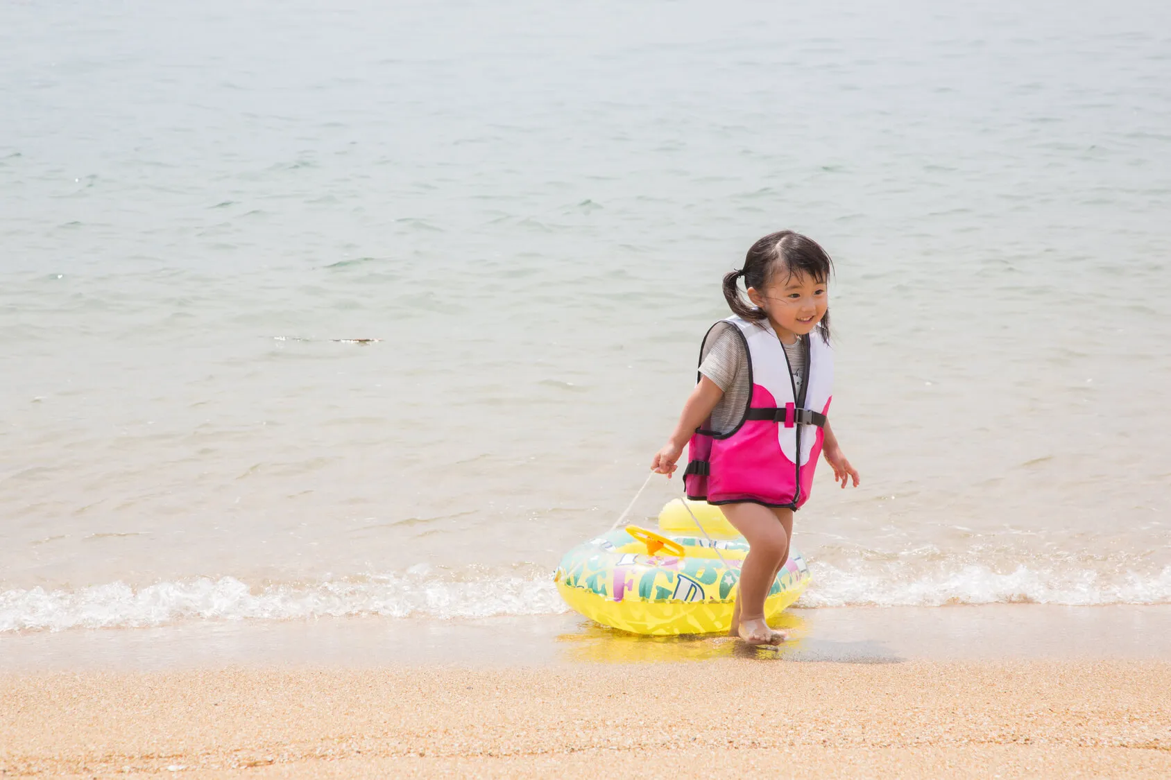 浜辺で遊ぶ女の子