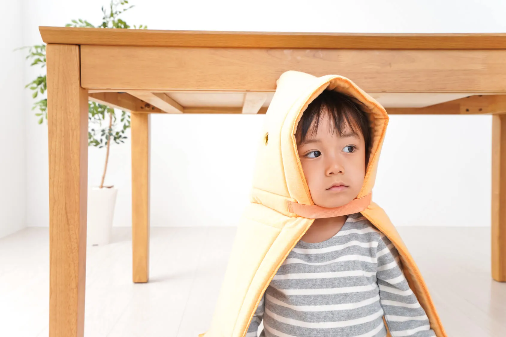 防災頭巾をかぶった男の子