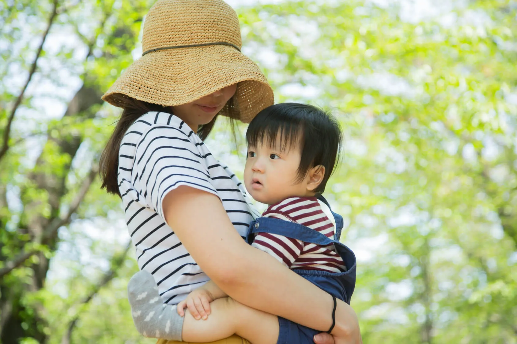 子供を抱っこしている母親