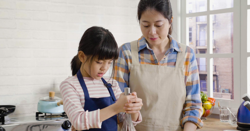 エプロンを着け親子で料理