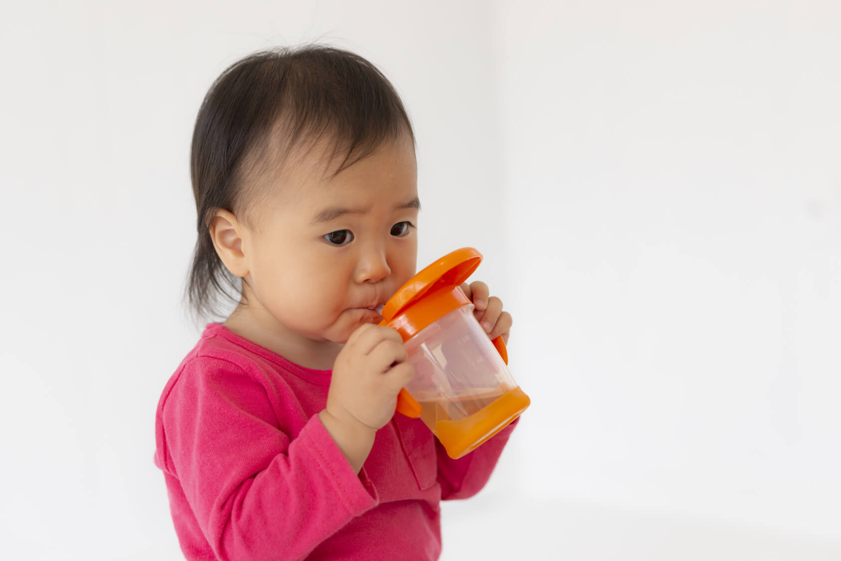 麦茶を飲む子供