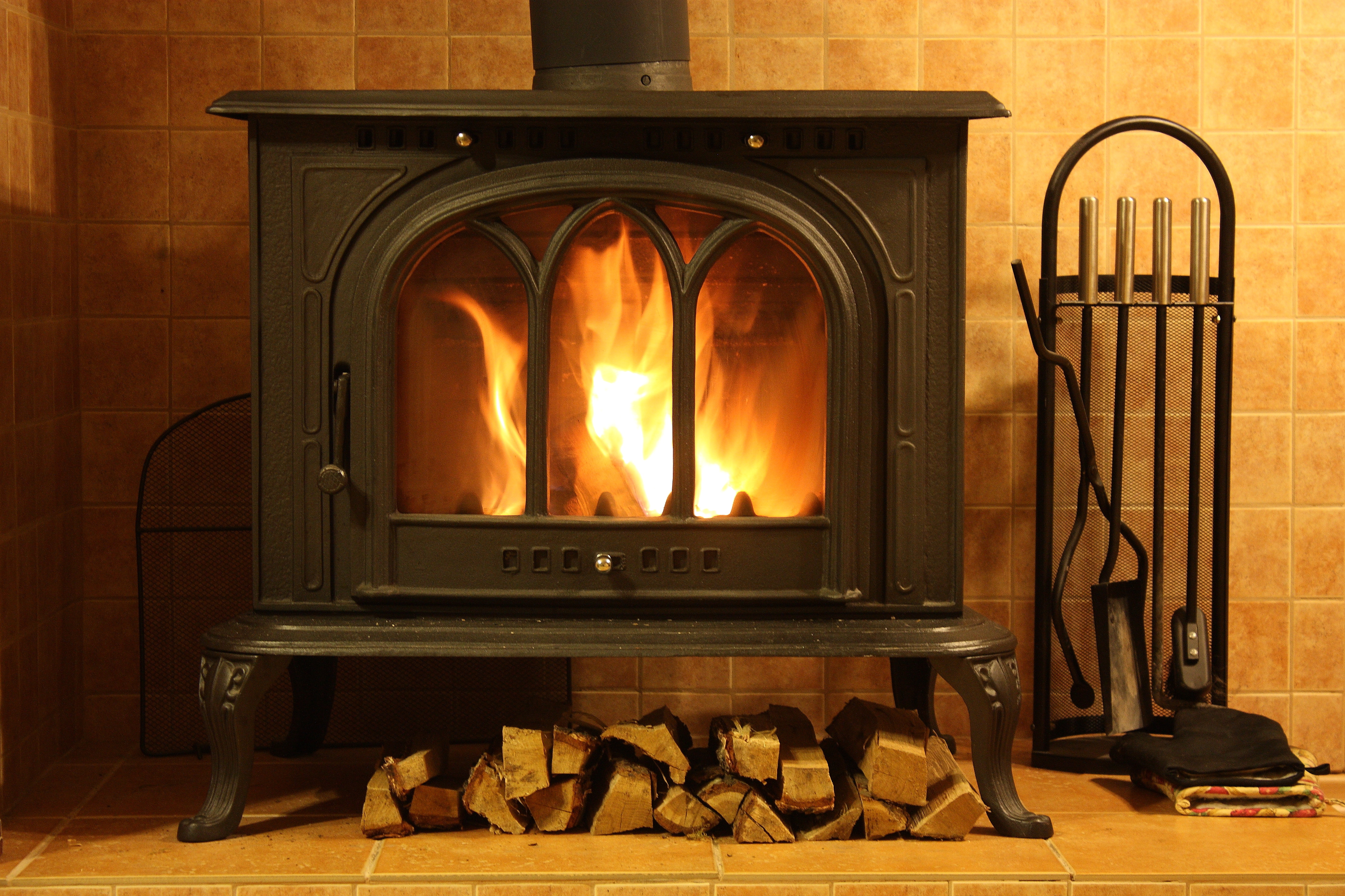 憧れの暖炉のある暮らし！おしゃれな空間を演出する暖炉型ヒーターをご
