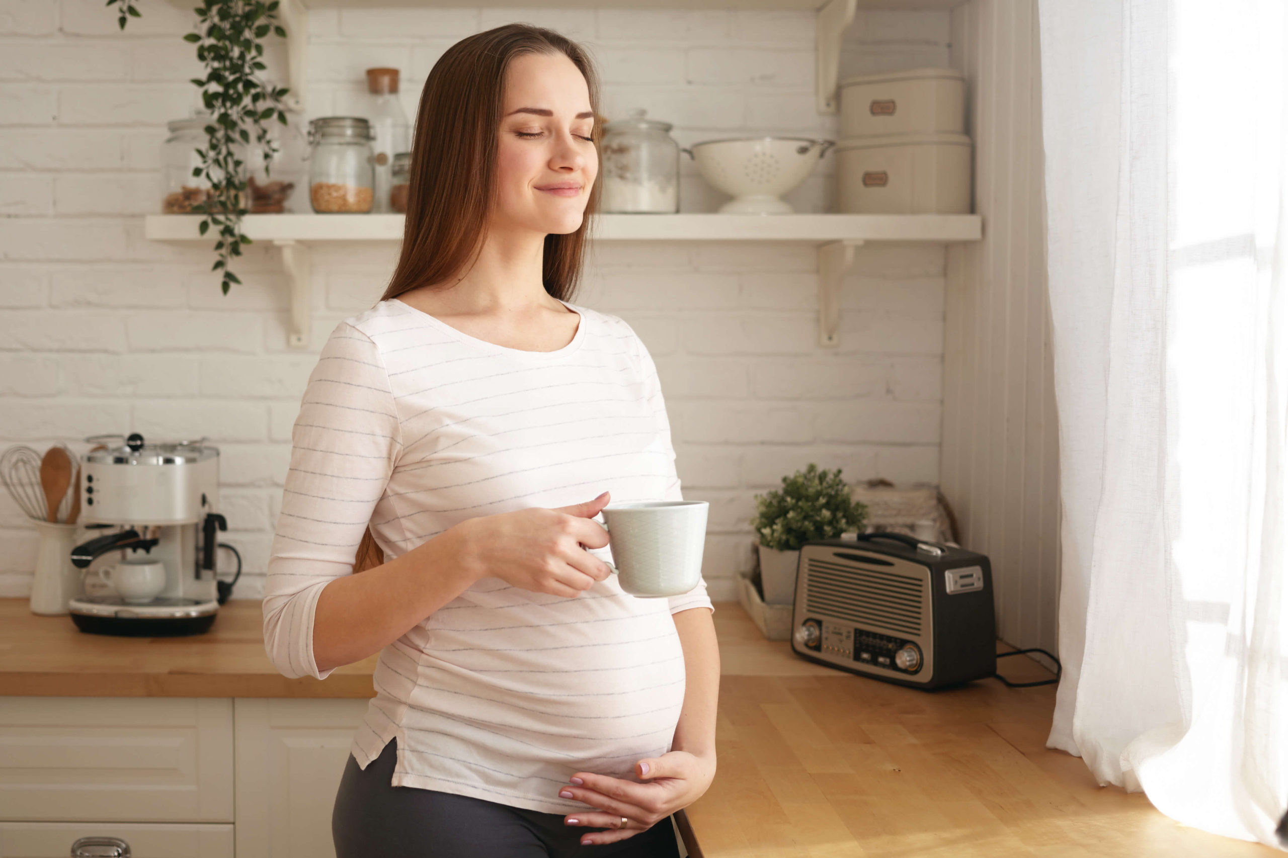 甘酒を飲む妊婦