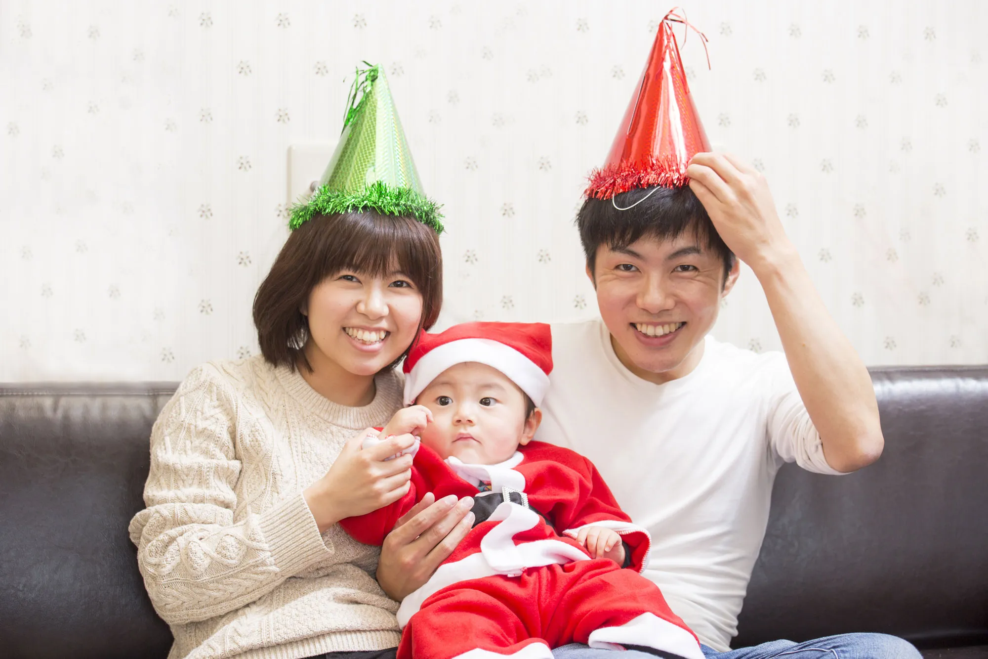 クリスマスを過ごす赤ちゃんと家族
