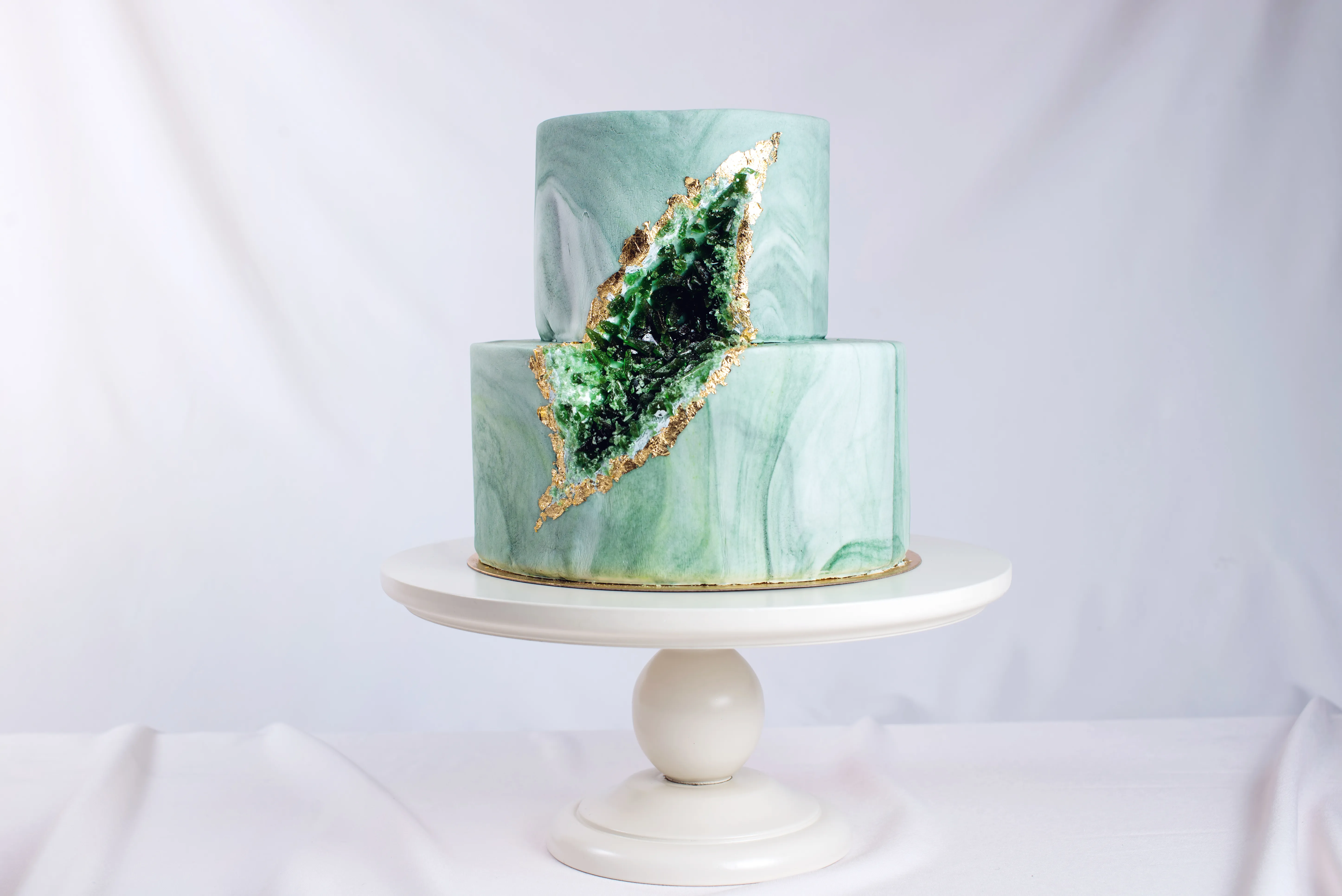 海外ウエディングで話題の「ジオードケーキ」！宝石をちりばめたような美しさにため息♡
