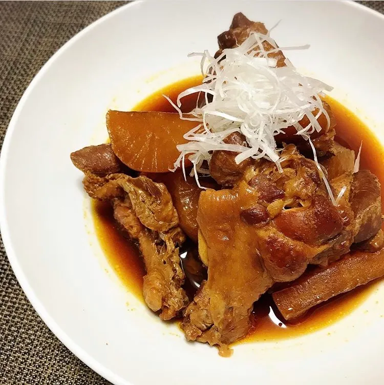 炊飯器でお手軽簡単！残った手羽元のリメイクレシピ、柔らかチキンと大根煮