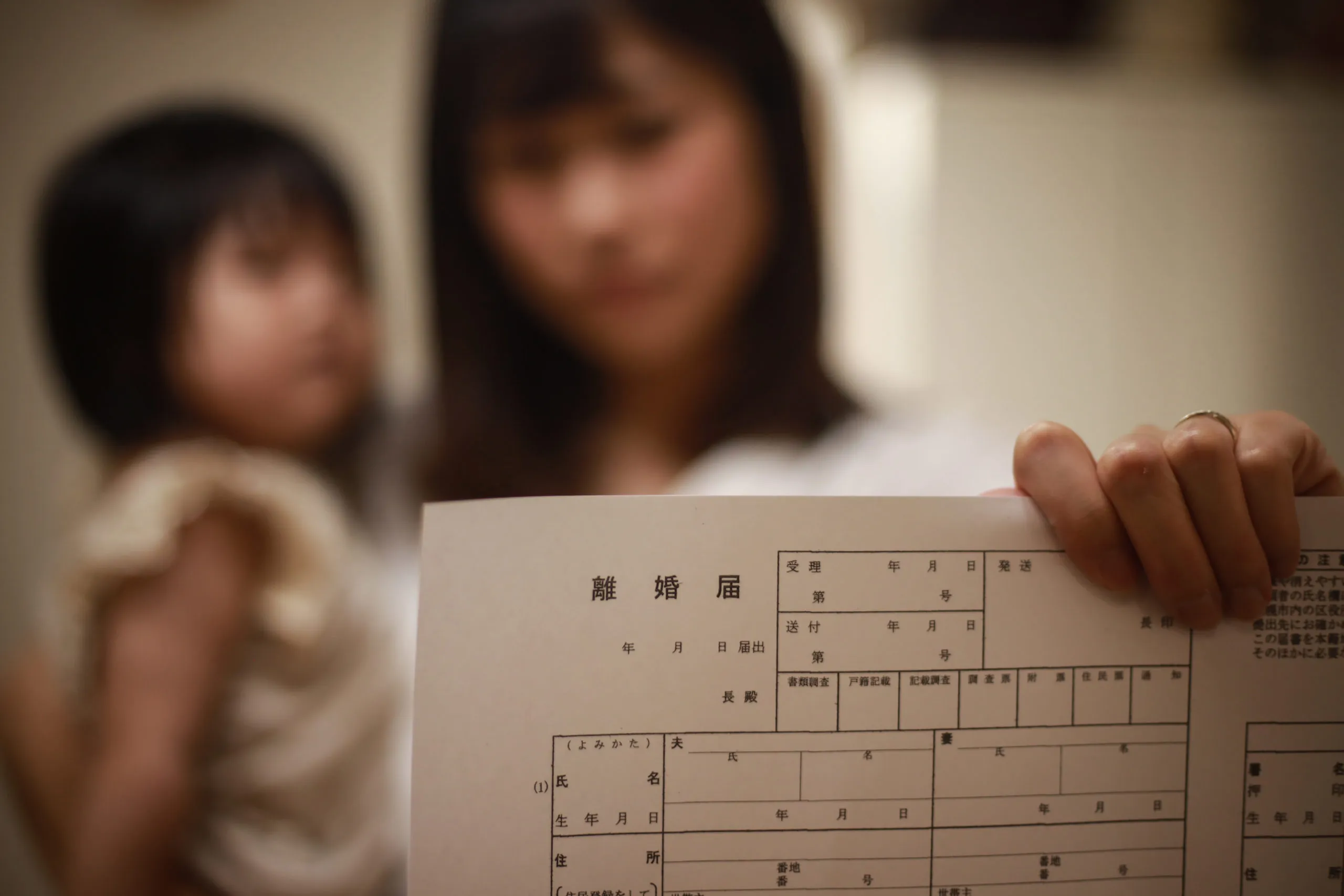 未婚ひとり親支援　「不公平感解消」のつもりが不満噴出
