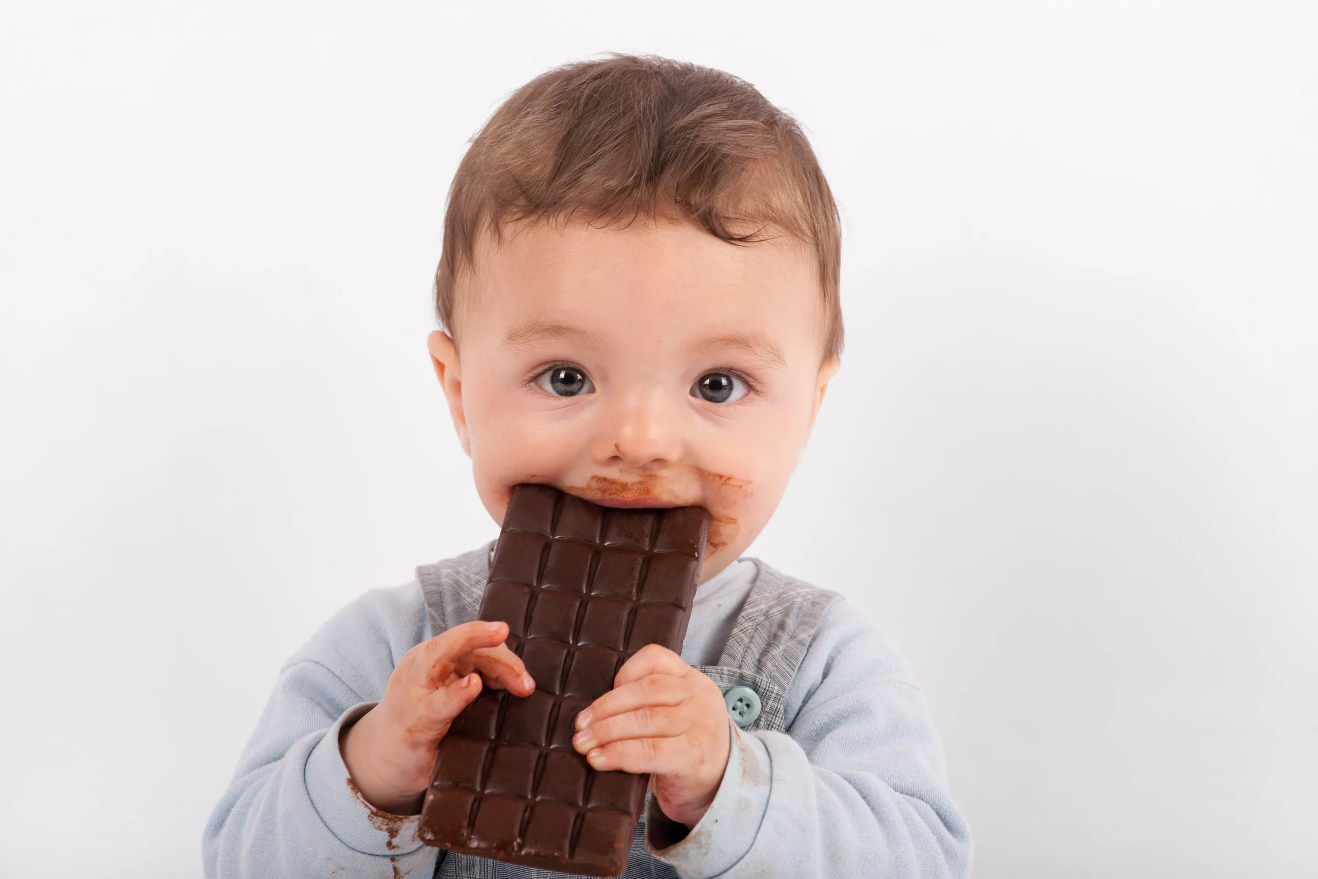 赤ちゃんにチョコレートはいつから？　アレルギーやダメな理由をご紹介！