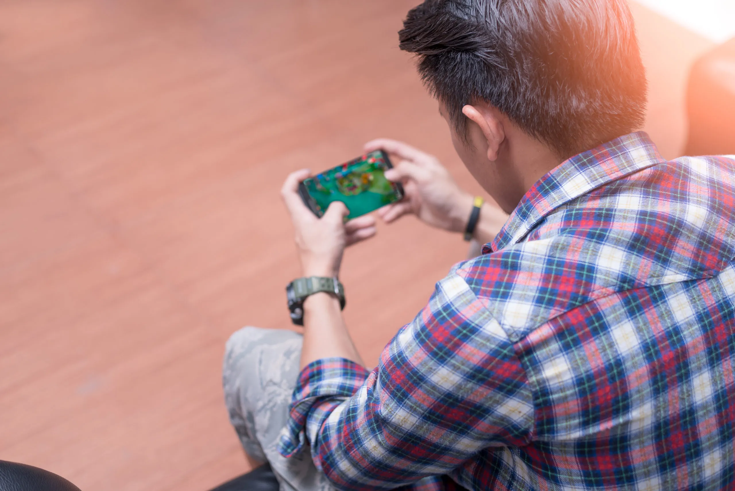 ゲームに夢中で子供を放置する父親　子供がケガをするケースもあって危険！