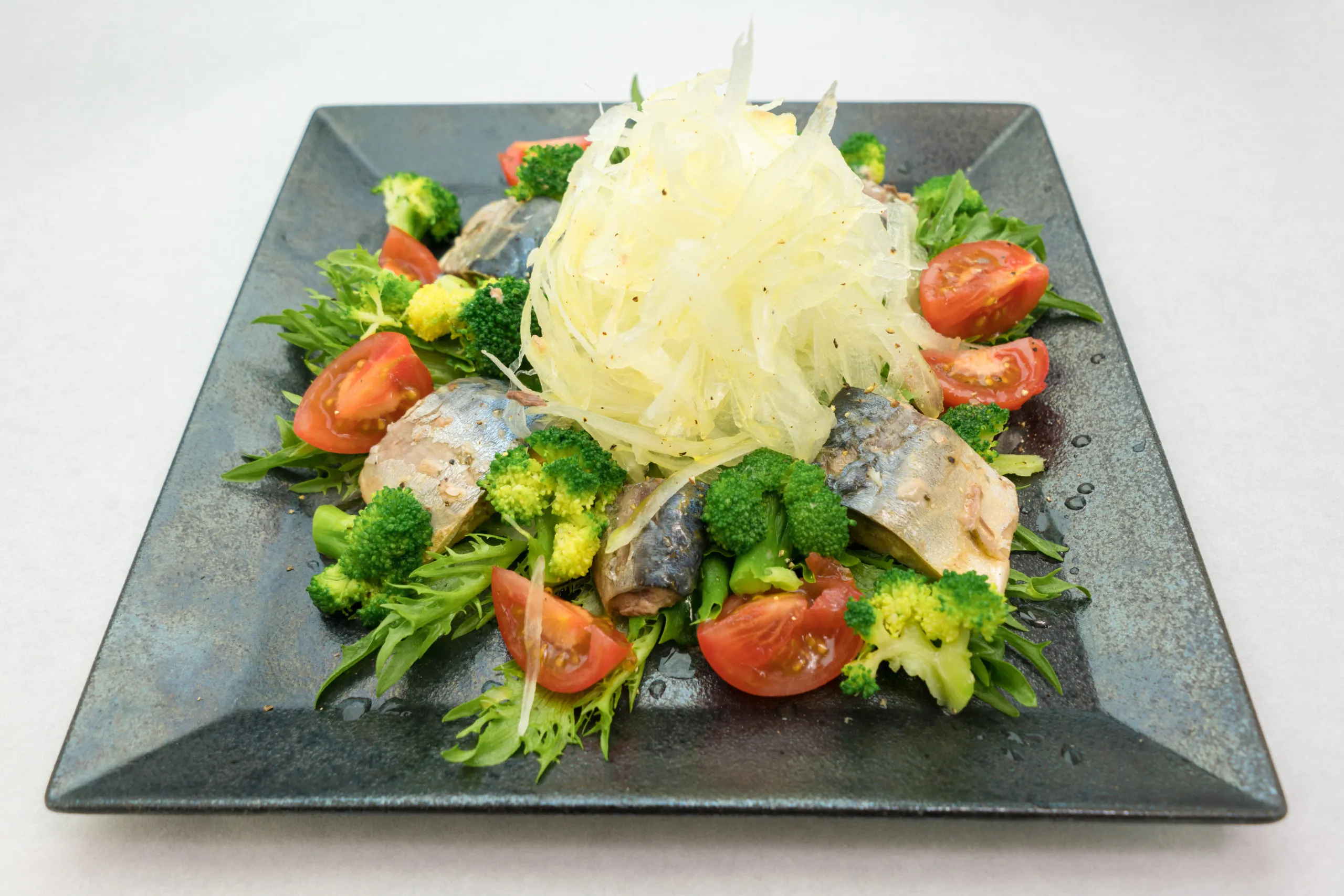 鯖と新鮮野菜のサラダ