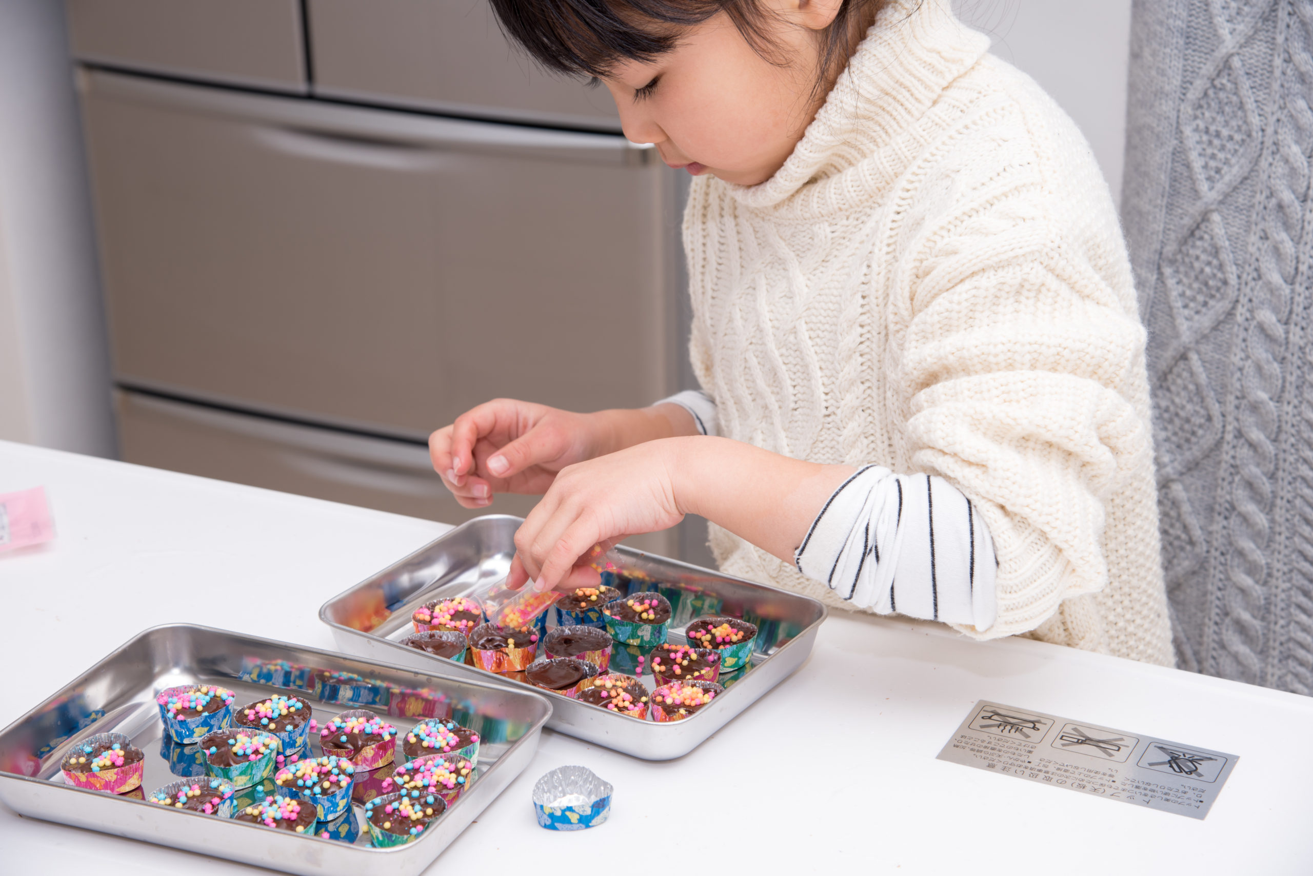 手作りチョコを作る小学生の女の子