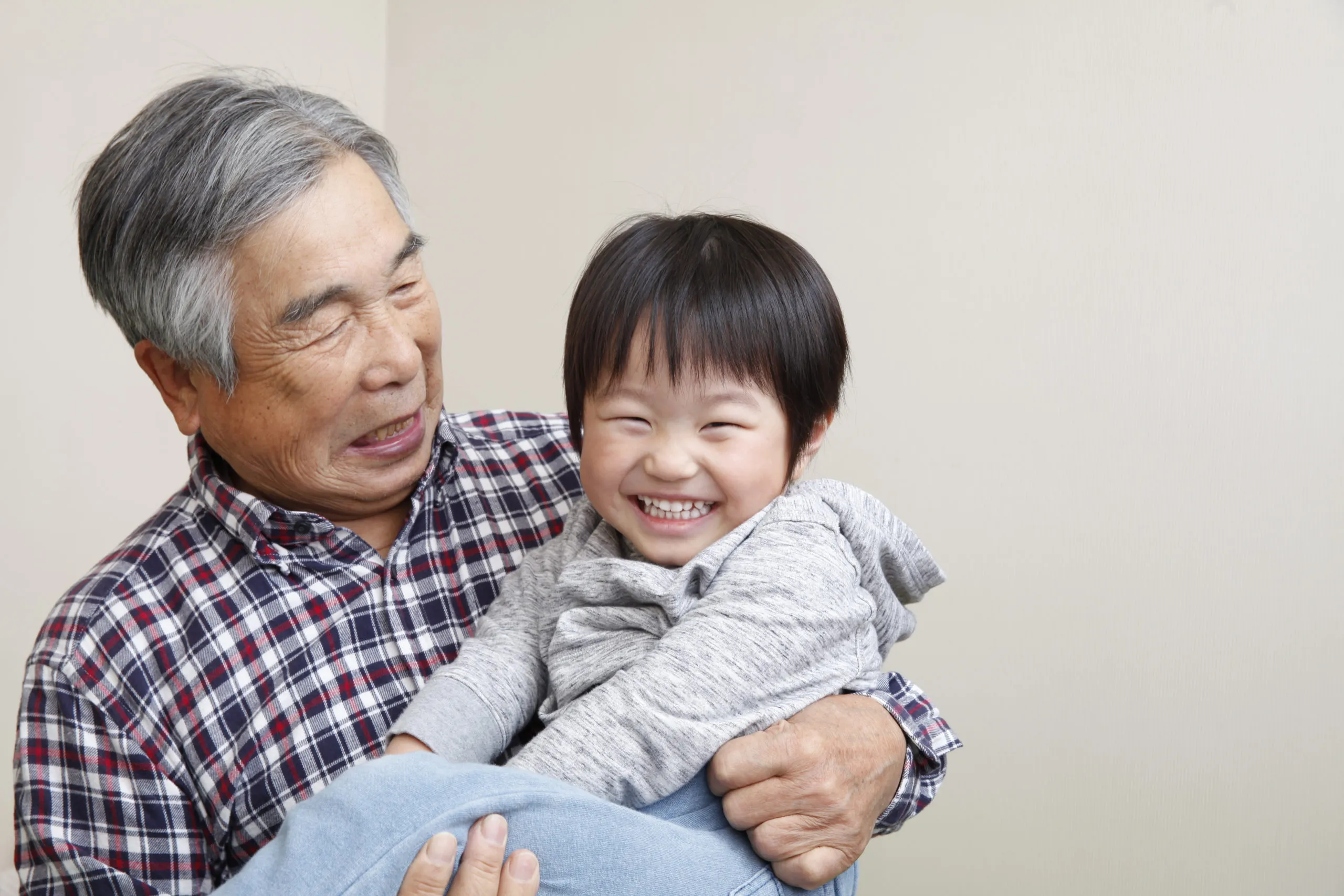 「孫の世話で休んだ祖父母にも助成金」にブーイングの嵐！
