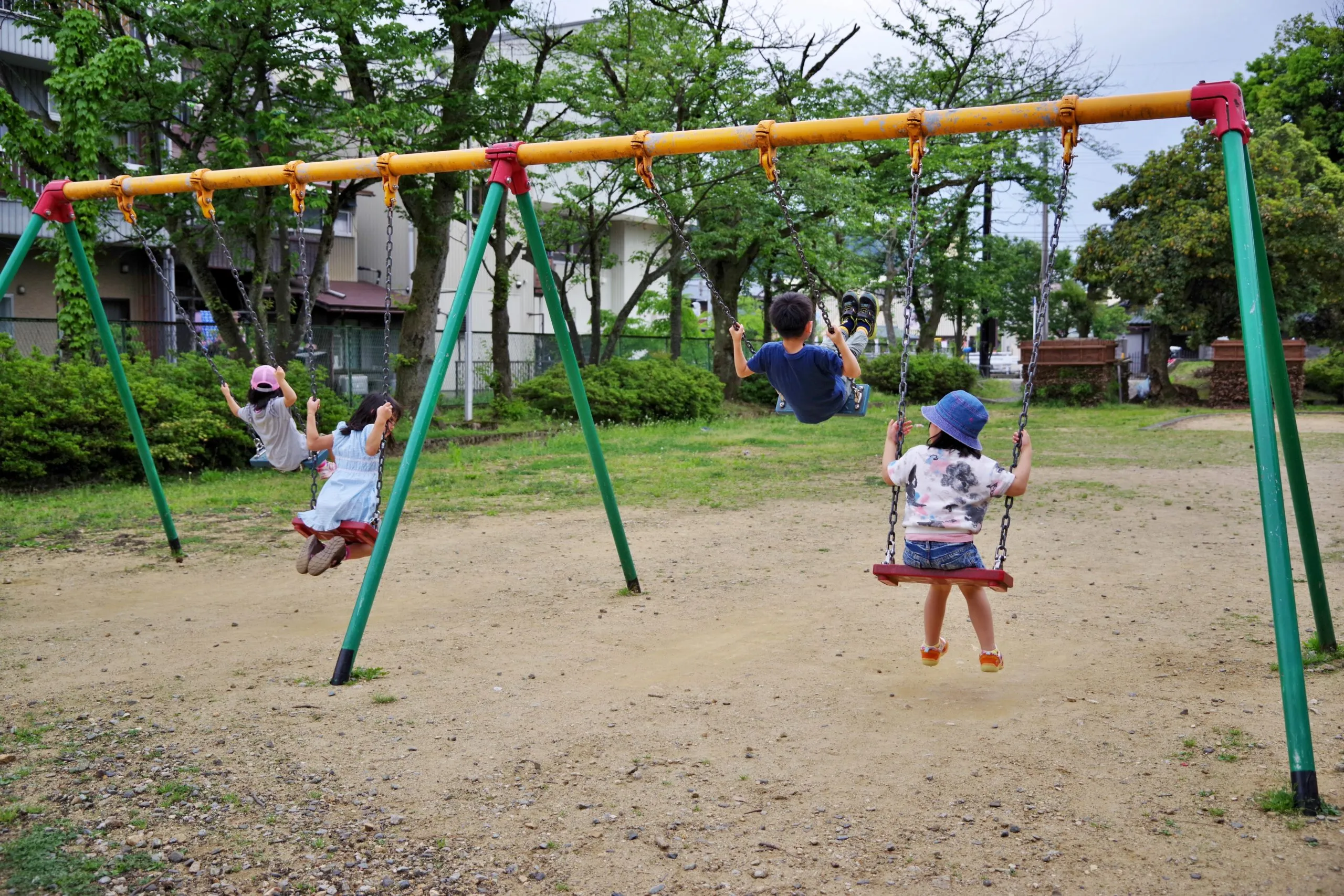 休校中公園で遊ぶ子供に苦情　「体を動かすことも必要」「ストレス解消」と親は反論！