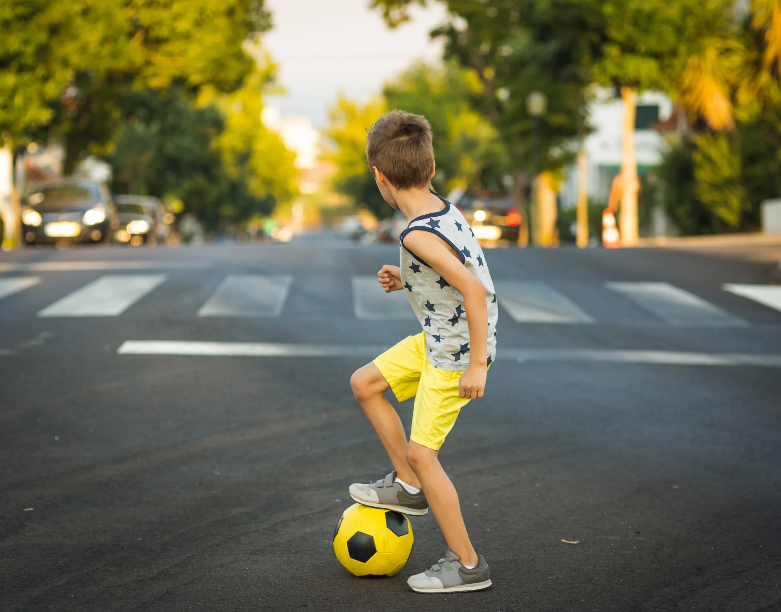 コロナ休校で道路で遊ぶ子供が急増　「危ない」「うるさい」学校に通報する住民も