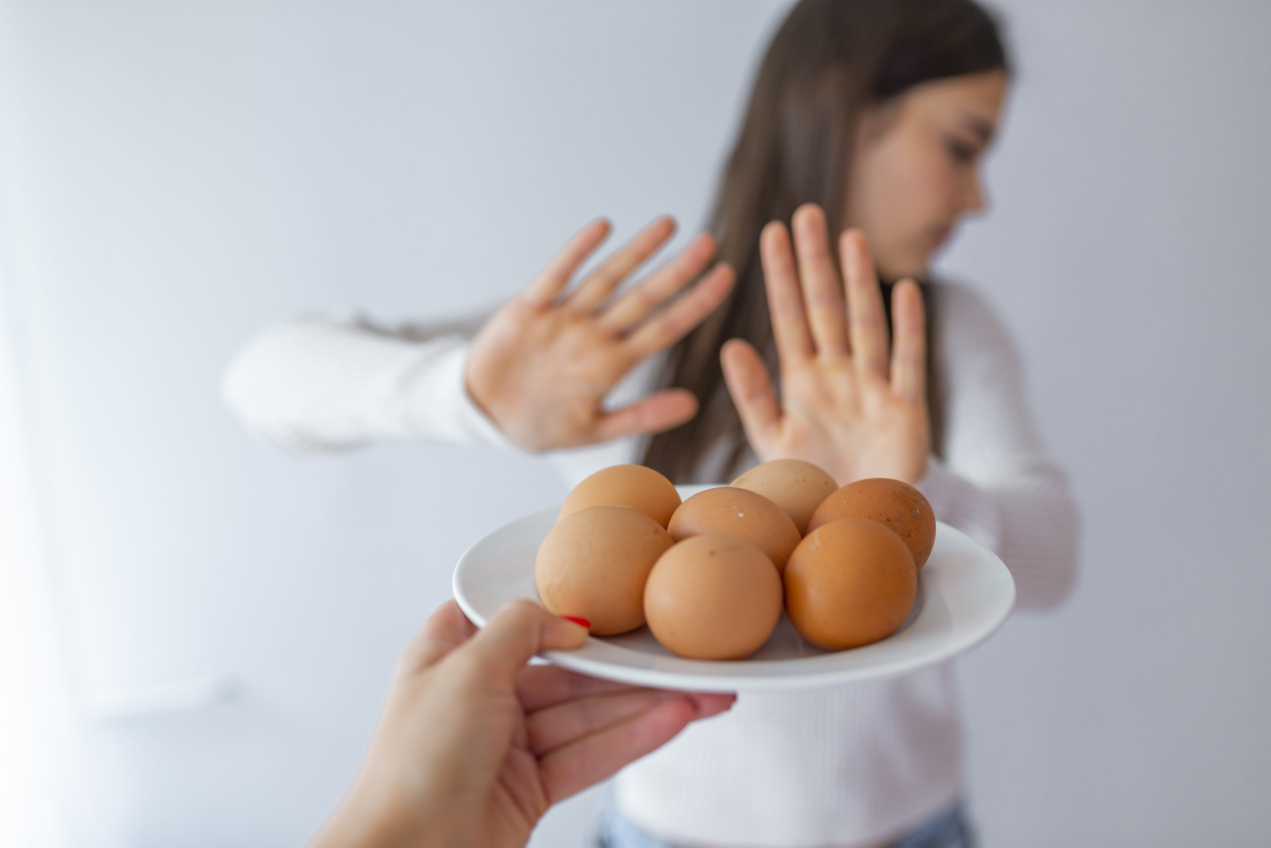 卵を拒否るす女性