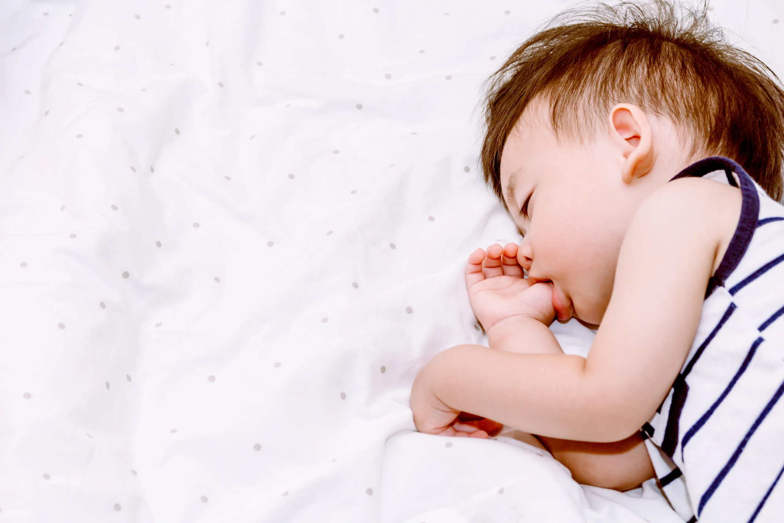 子供の指しゃぶりが気になるときは「指しゃぶり防止マニキュア」！続けると出っ歯や舌足らずの原因になることも