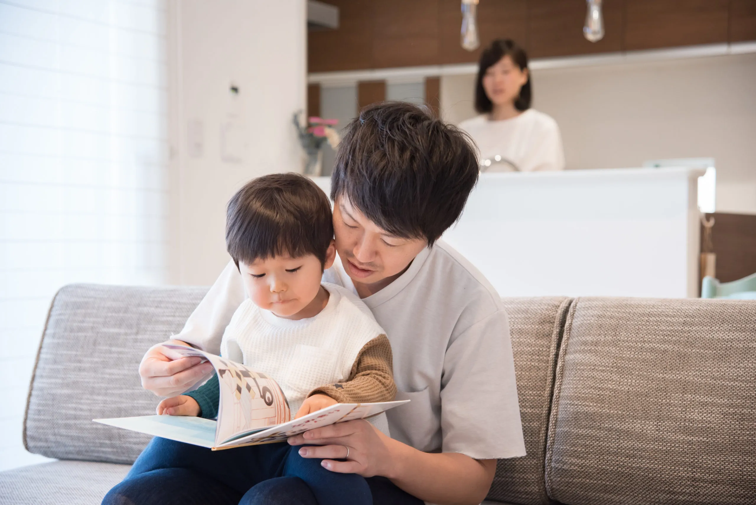 絵本の読み聞かせでおうち時間を豊かに楽しく！メリットやコツ・おすすめの絵本10選